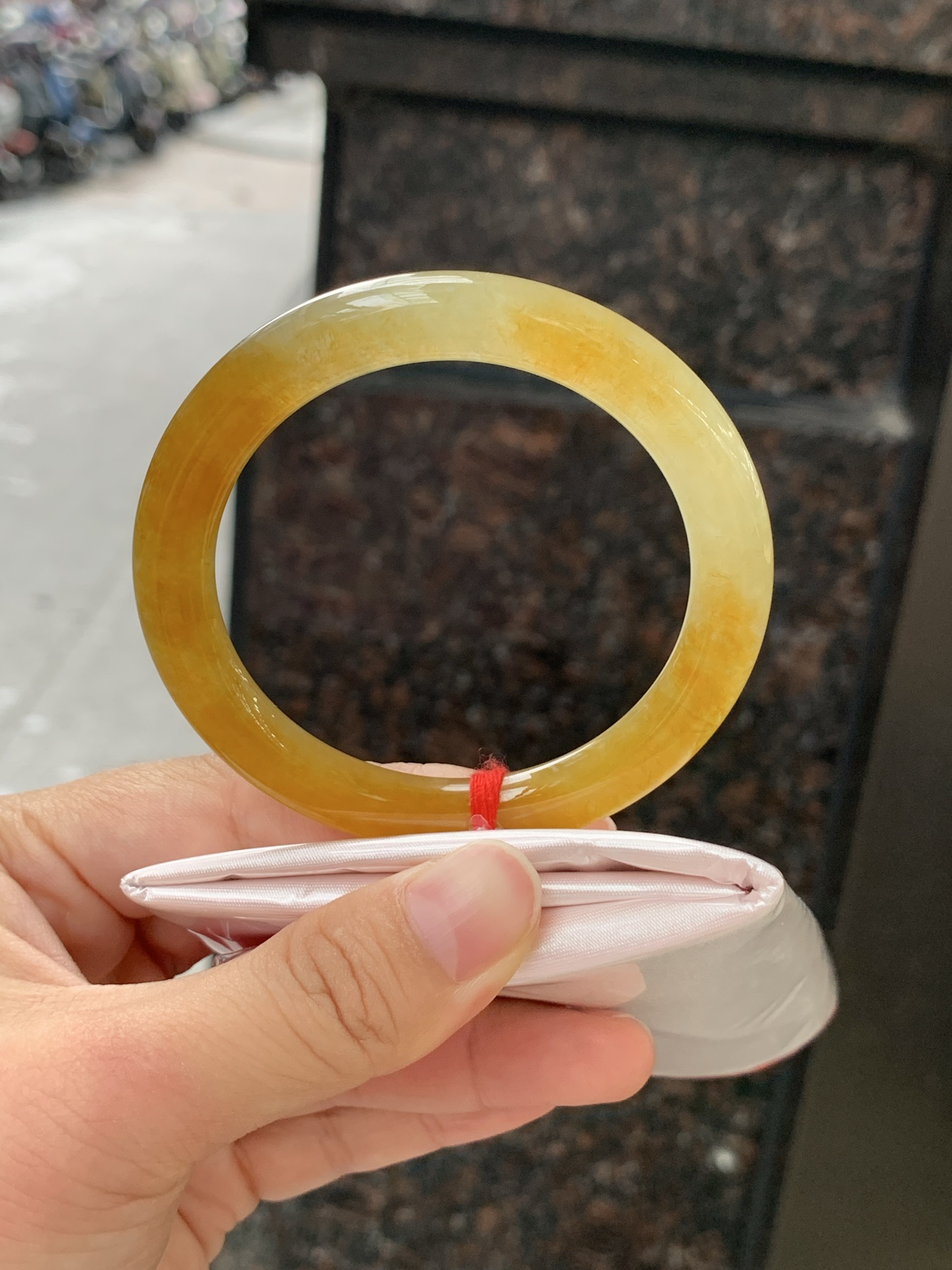 冰黄翡圆条 0720-618 打灯棉纹，底妆细润，色温饱满，招财进宝，特色黄翡意境感满满，有着秋天的味道，暖阳阳向阳而生的感觉