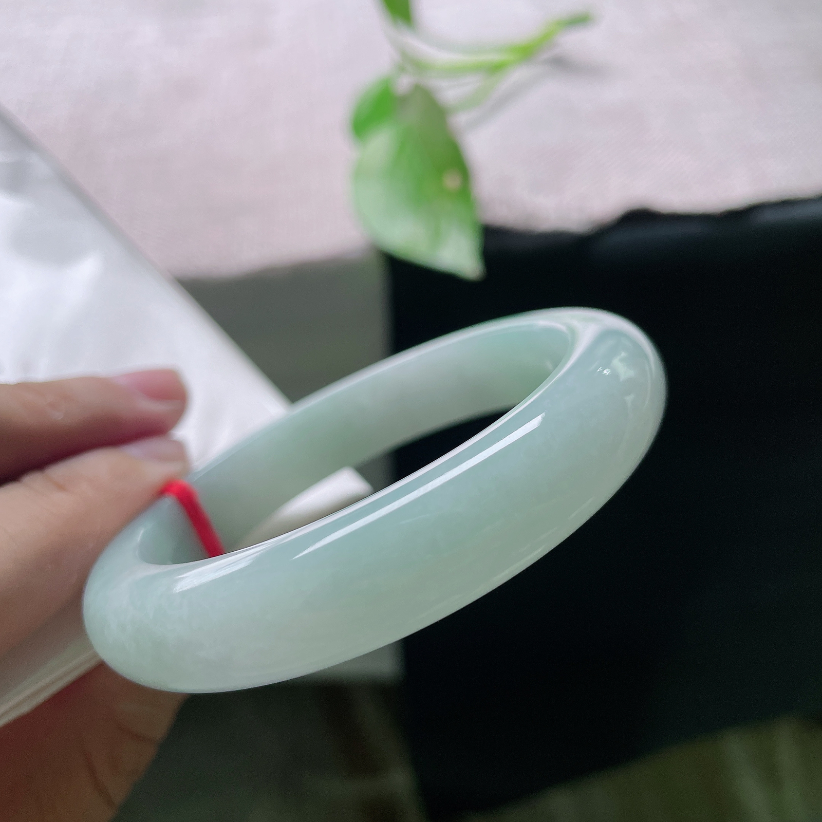55.2/12.1/8.6，蓝底正圈，喜欢低调玉镯的看过来，柔和满绿底色，细腻油润，素颜佩戴超有氛围，完美，ss56385a