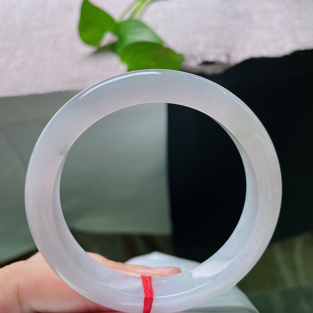白月光正圈，棉线，种老细腻水头充盈，素白底色澄澈柔和，淡淡飘花添几分灵动，上手温婉雅致。ss55849a