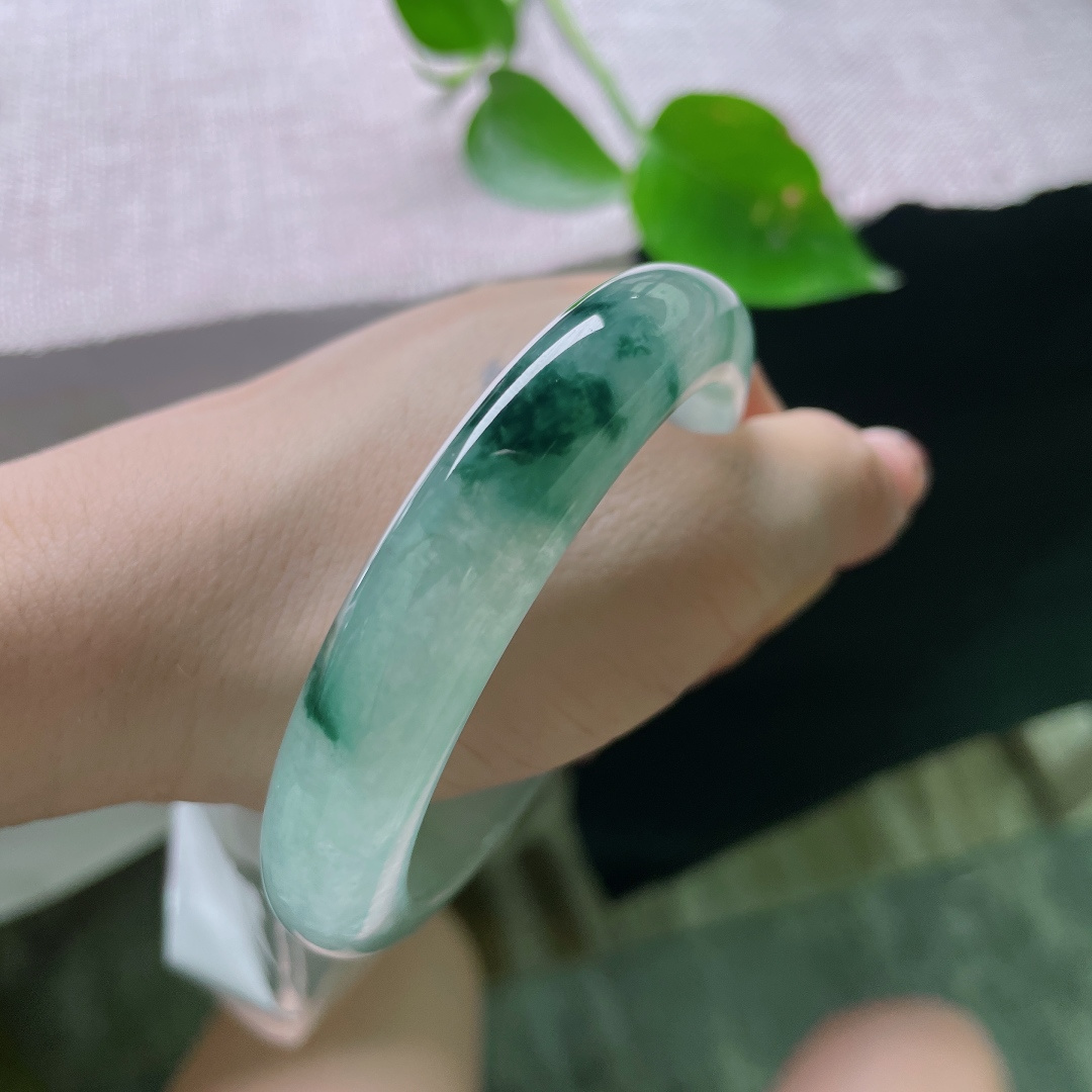 57.3/12.5/9.2，飘花正圈，水润，干净冰底缀着灵动飘花，如烟雨落玉，温婉雅致，尽显东方独有的柔和气韵。无裂，ss56143a