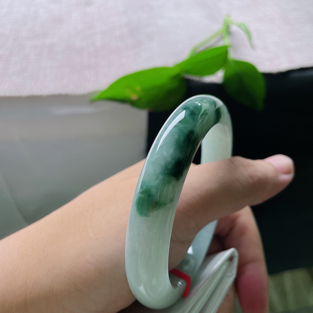 飘花正圈，腕间一镯，藏尽烟雨繁花，天然飘花，是玉石赠予的水墨画卷。无裂，ss56296a