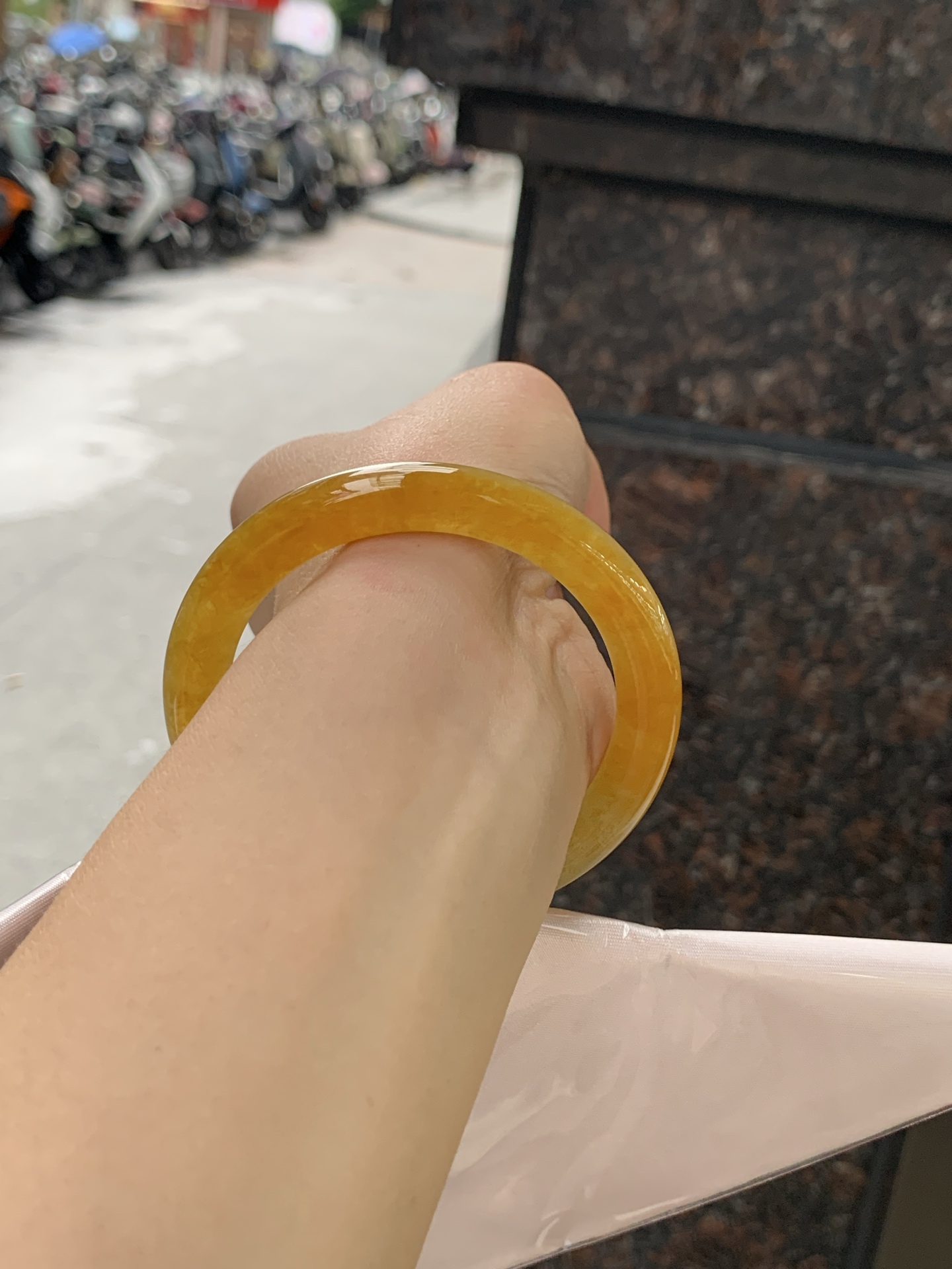冰黄翡圆条 0720-618 打灯棉纹，底妆细润，色温饱满，招财进宝，特色黄翡意境感满满，有着秋天的味道，暖阳阳向阳而生的感觉
