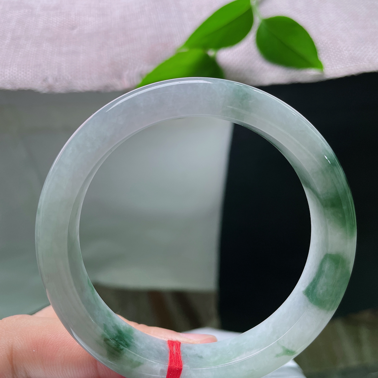 57.5/12.1/8.5，飘花正圈，皮纹，白玉为底，翠墨成诗，随性飘花晕染镯间，天然水墨意境凝于腕