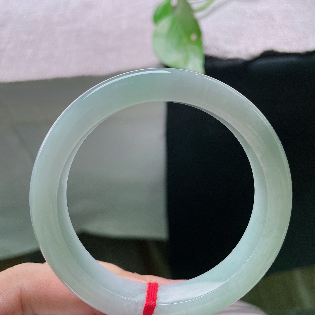 55.2/12.1/8.6，蓝底正圈，喜欢低调玉镯的看过来，柔和满绿底色，细腻油润，素颜佩戴超有氛围，无裂，ss56385a
