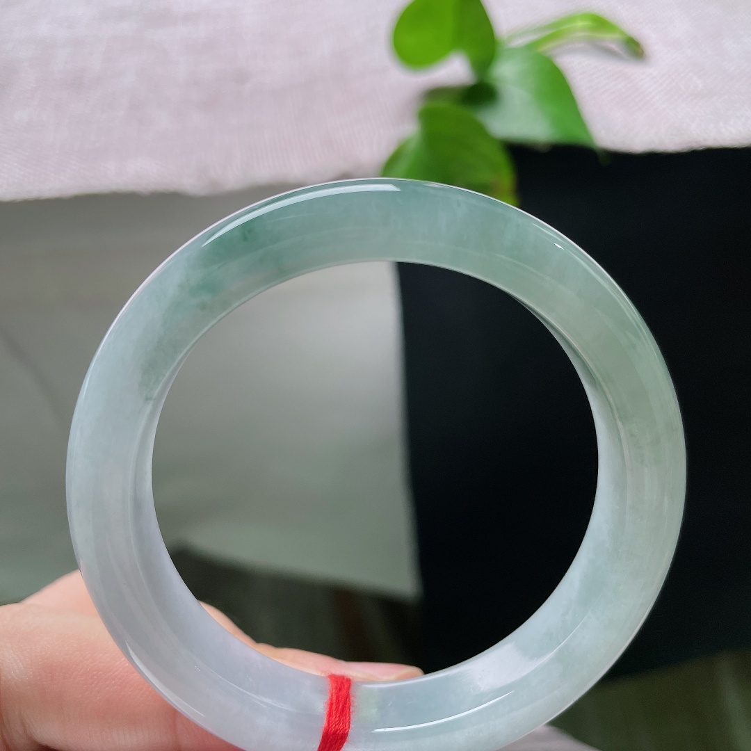 52/11.4/7.9，飘花正圈，无裂，种老，冰底飘翠如云烟，一腕揽尽山间薄雾。ss55711a。