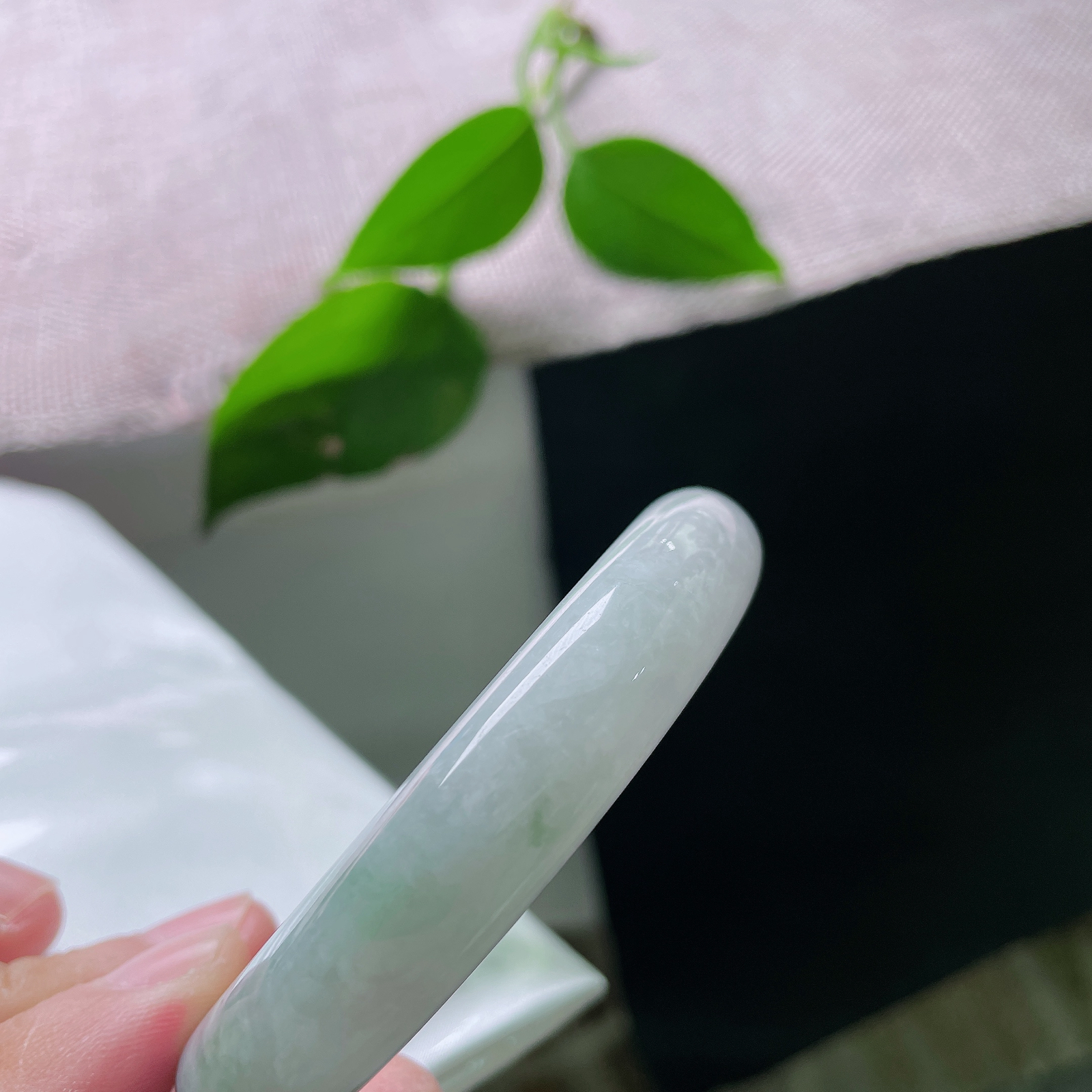 57.5/12.1/8.5，飘花正圈，皮纹，白玉为底，翠墨成诗，随性飘花晕染镯间，天然水墨意境凝于腕上，清润温婉，独藏一份中式诗意。ss56097a