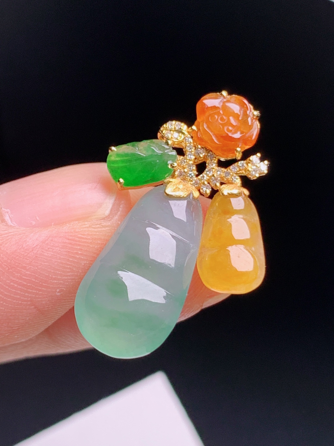 三彩福豆吊坠，三色错落明艳灵动，金钻设计精致小巧，精致温婉