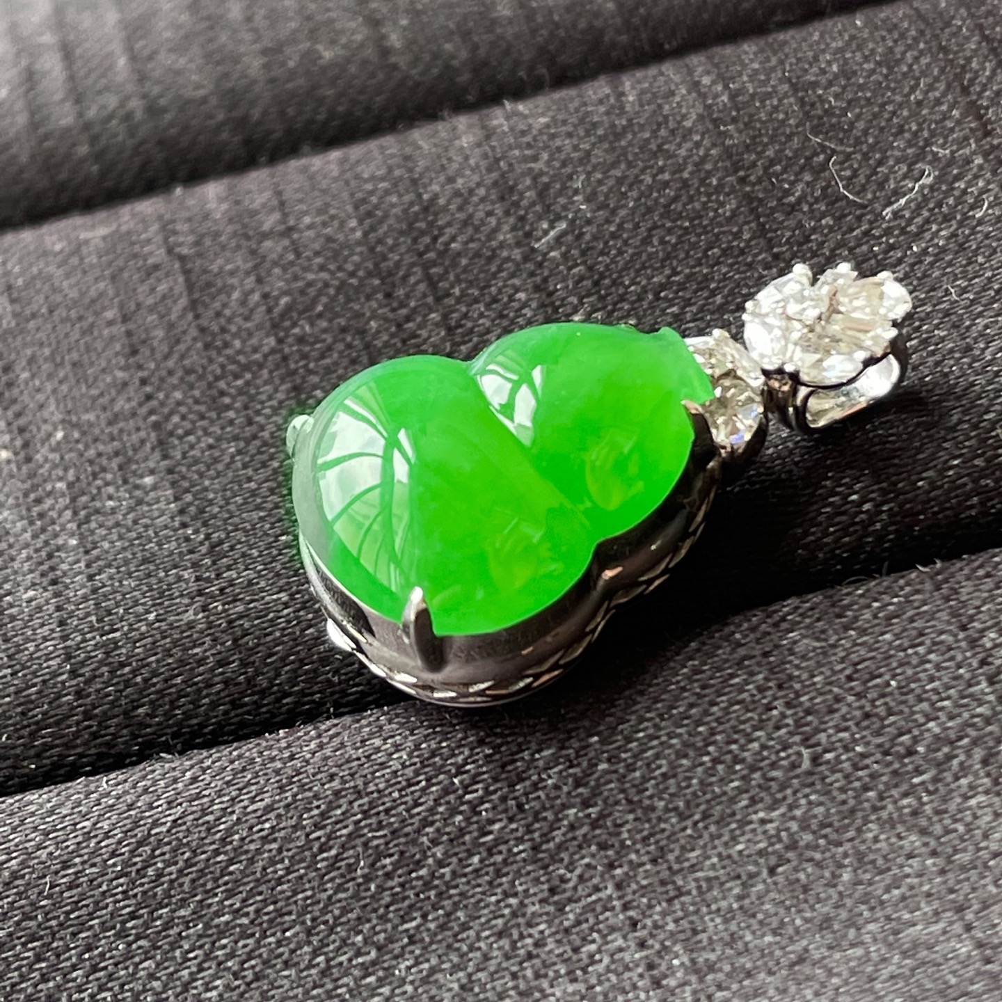 ️高冰阳绿葫芦吊坠，18k金镶嵌，色辣，饱满水润，无裂，裸石尺寸18/12.7/7.5--23.8/13.2/10编码0719好数字