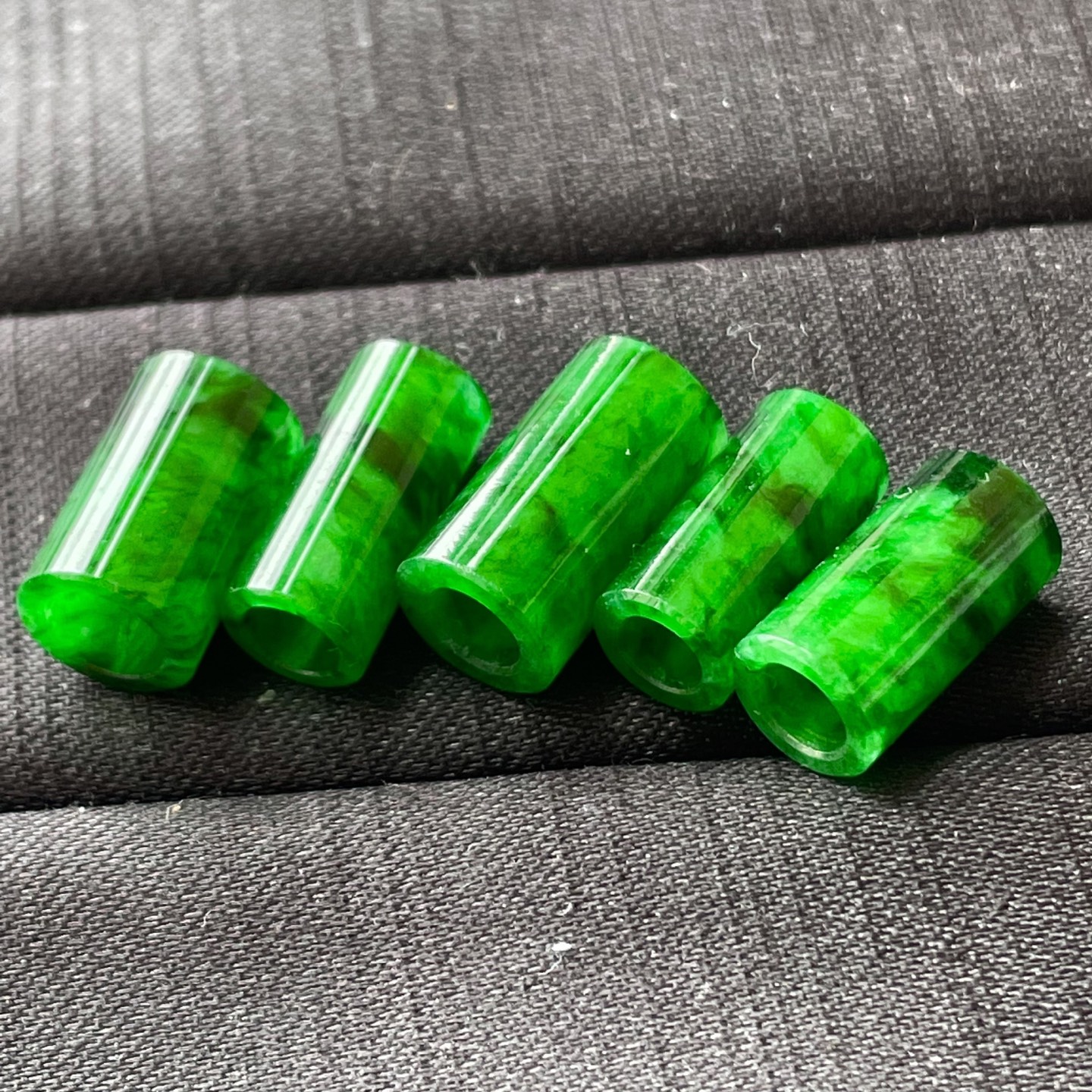 全部，缅料冰种辣绿路路通一手，色辣，饱满水润，无裂，裸石尺寸14.4/7--13.8/8.6编码07
