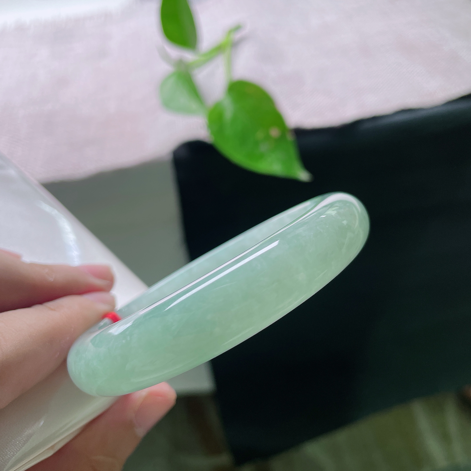 56.8/13.2/8.7，绿底正圈，通体均匀绿底色翡翠平安镯，玉质细腻温润，底色干净无杂色，色调柔和不暗，无裂，ss56328a