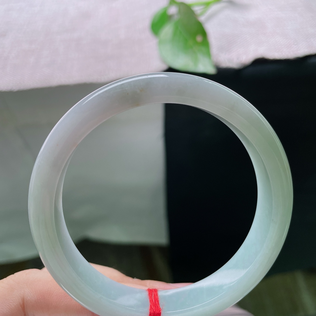 57.8/11.7/7.7，绿底正圈，不爱张扬浓翠，独爱这种温润绿底，冰透底子配淡淡青绿，素颜佩戴也气质出众，无裂，ss56122a
