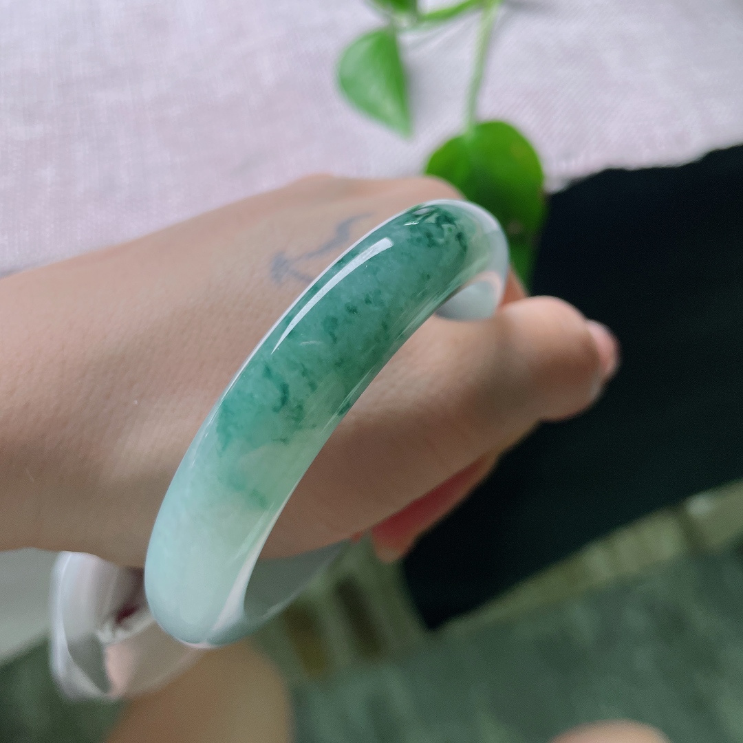 55/12.2/8.3飘花正圈，水润，冰润玉底晕染天然飘花，似水墨山水落于腕间，清冷温柔，自带独一份中式诗意。无裂，ss56018a
