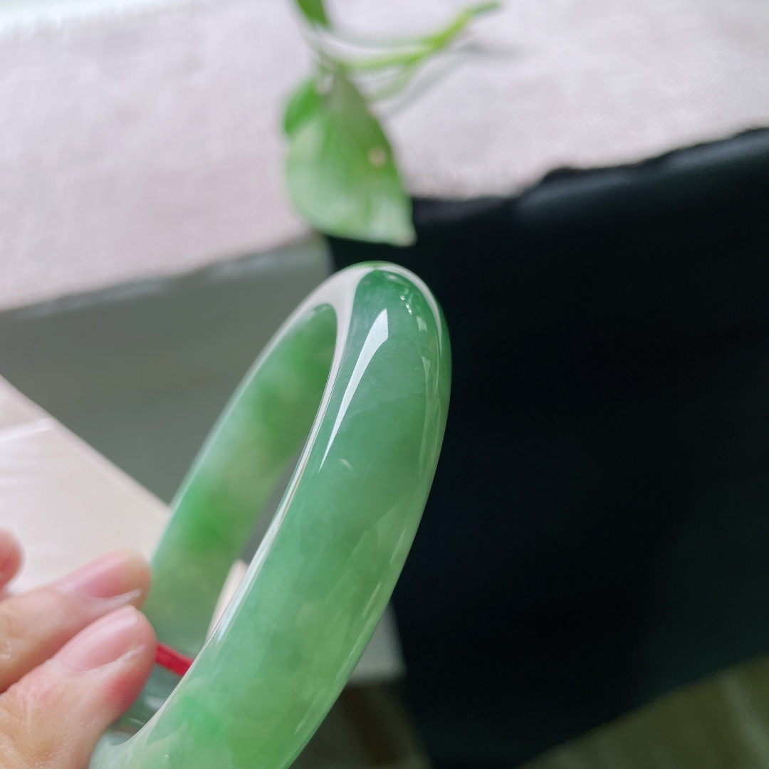 55.3/12.6/8.8，飘绿正圈，腕绕一镯青底翠，清风入袖，温润藏心，一点皮纹，ss56407a