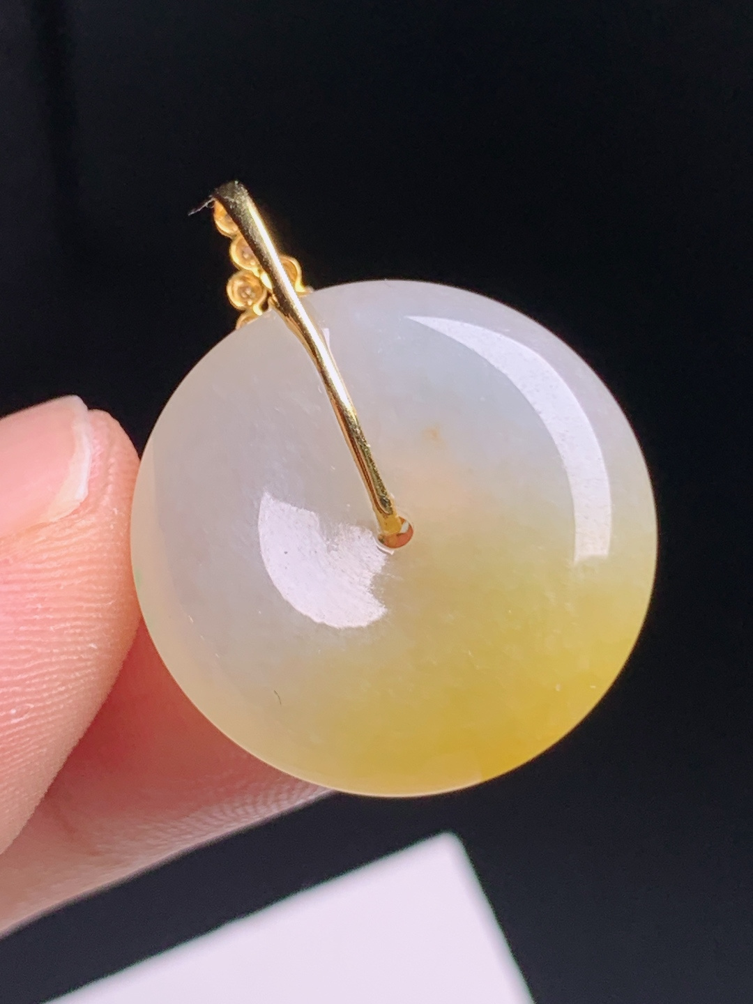 ️  黄翡平安扣吊坠，暖黄底色柔和温润，绿宝钻石镶嵌轻奢华丽，佩戴显贵，68
