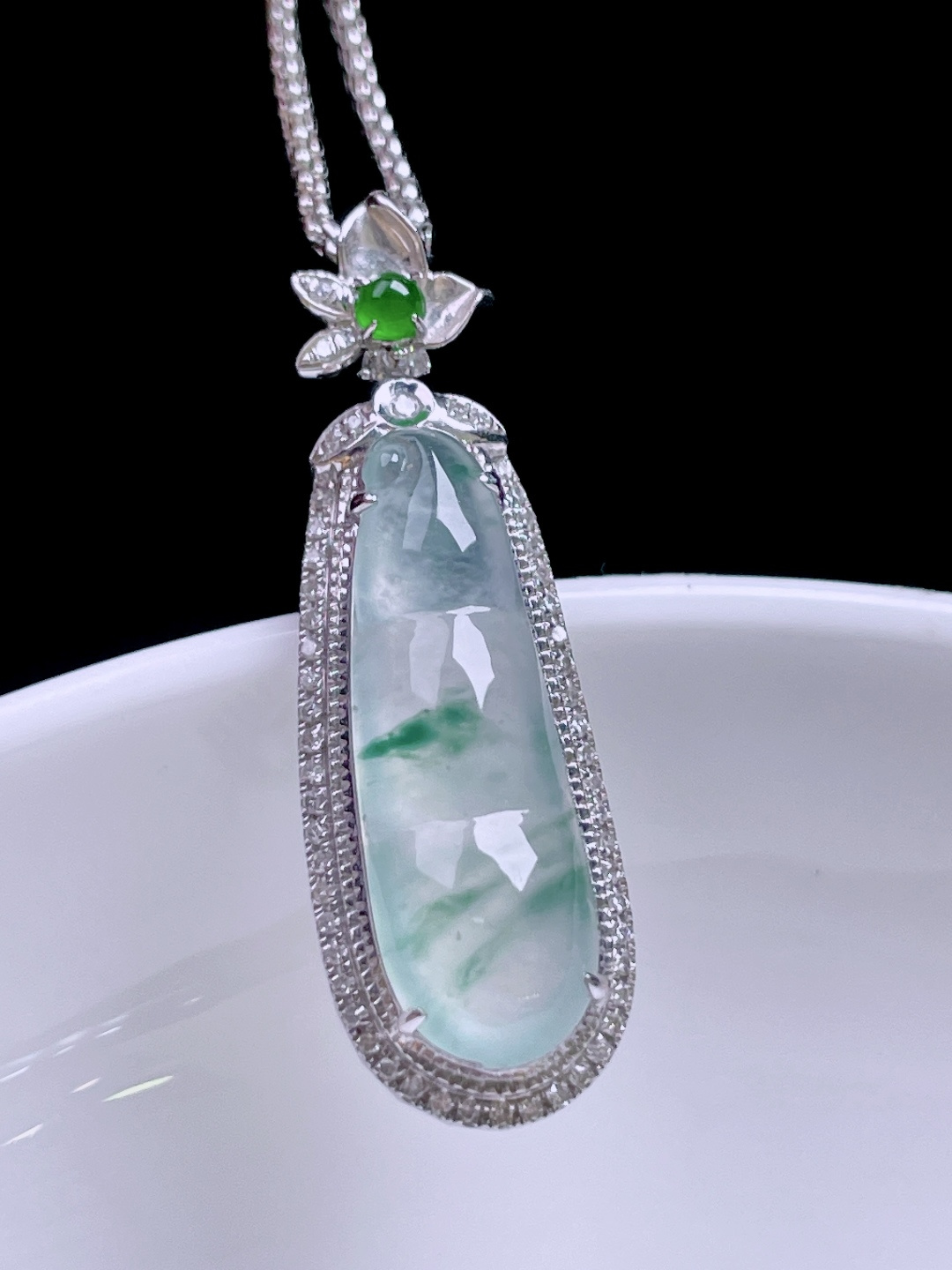 冰飘花福豆 飘花灵动，种老水润，18k金镶嵌 整体：31/10/7.7 裸石：20.4/6.9