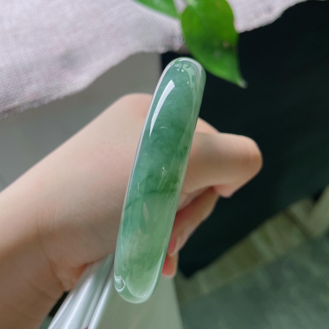 57/12/8.3，油青正圈，耐看，沉稳，优雅，大气，郁郁葱葱，无裂，56063