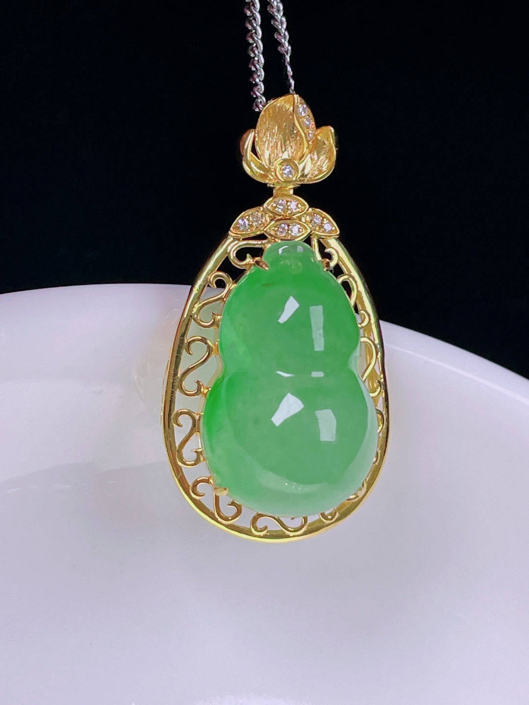 ️冰绿葫芦，老种起光，细底通透，尺寸：29/15.5/11.5裸石17.8/11.7/8mm071