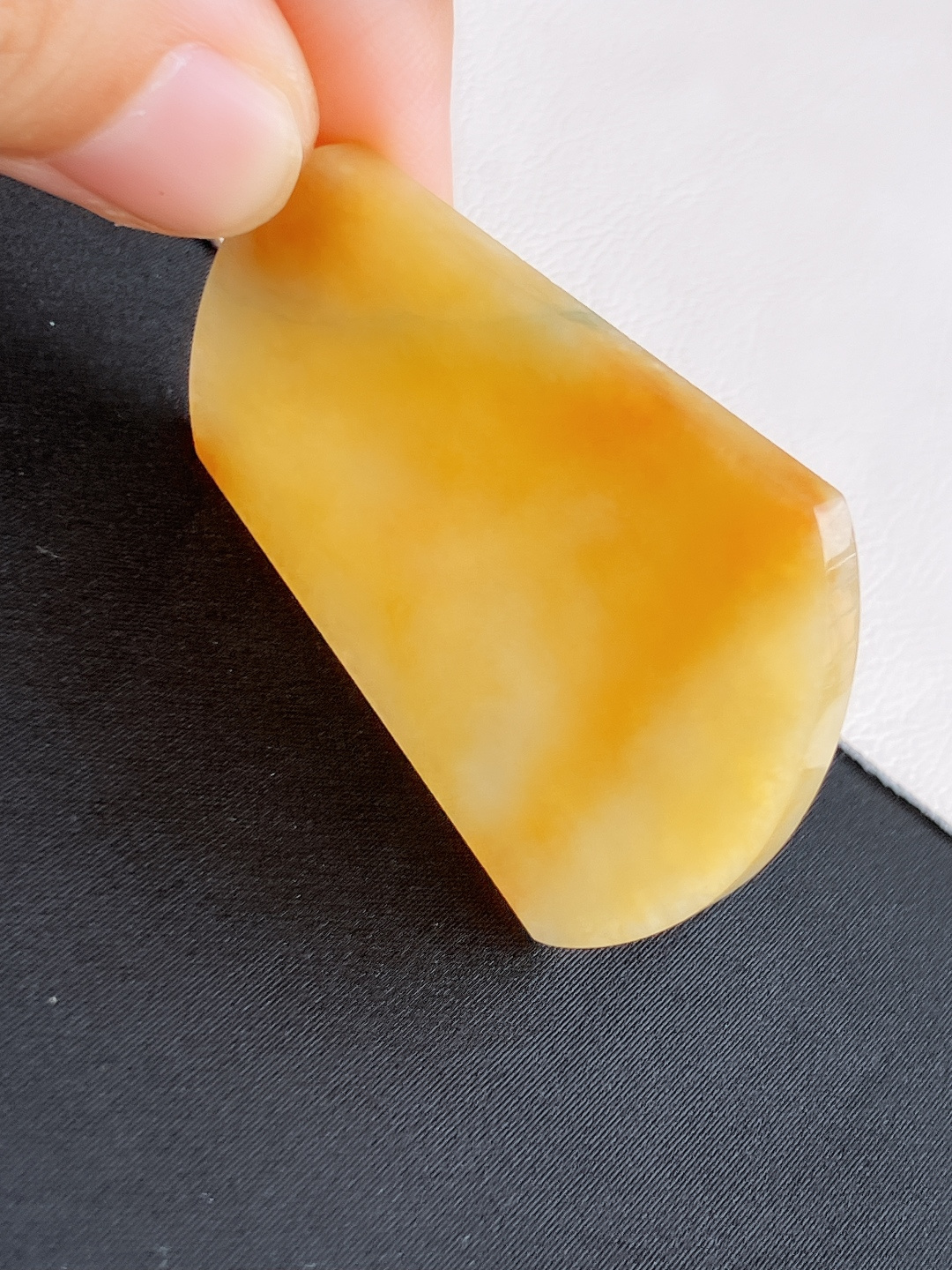冰黄平安牌，简约时尚，尺寸50.5/37/3.5/自然光实拍