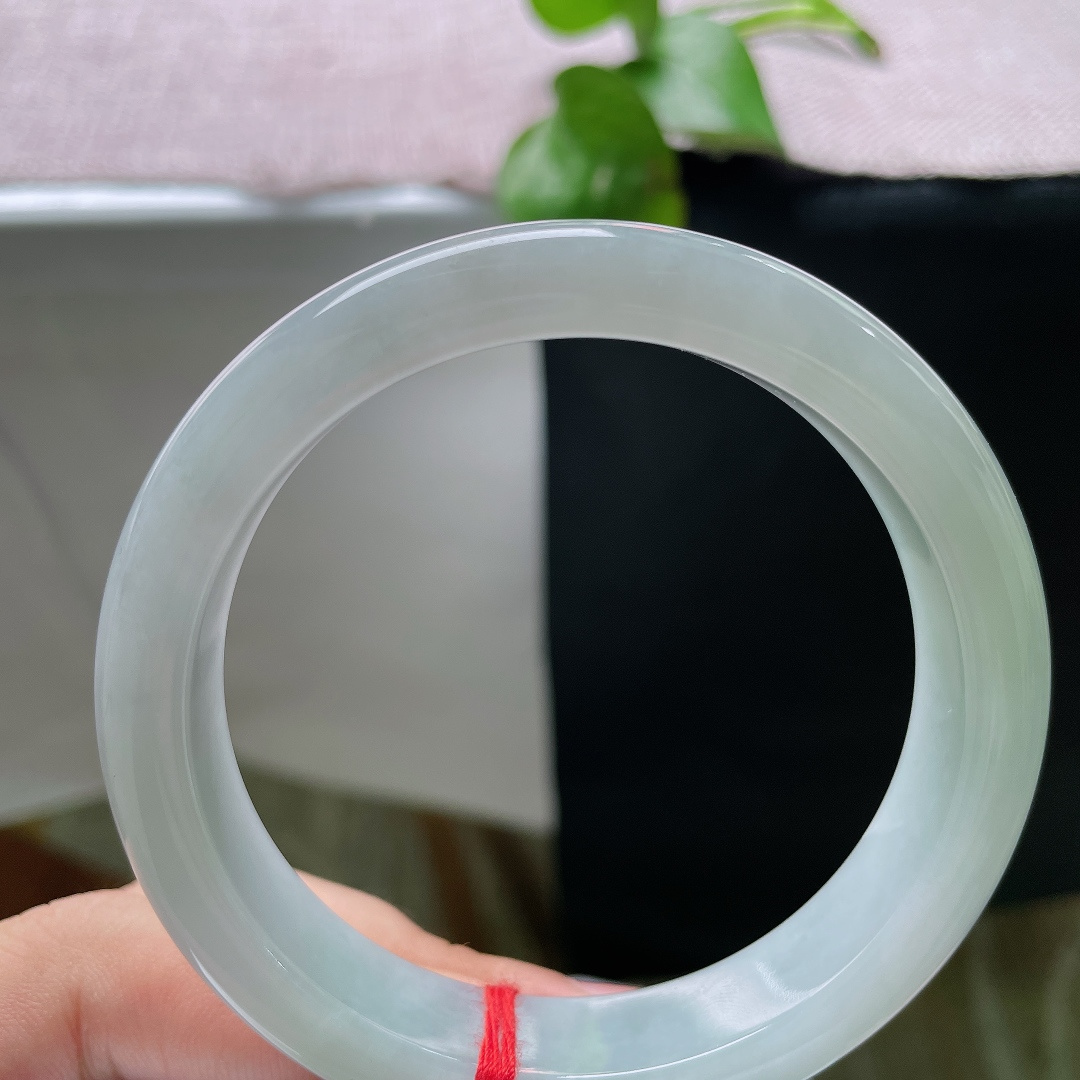 58.1/12.5/8.6，绿底正圈，无裂，清透淡雅晴水玉，轻奢小众尽显东方时尚。ss55669a