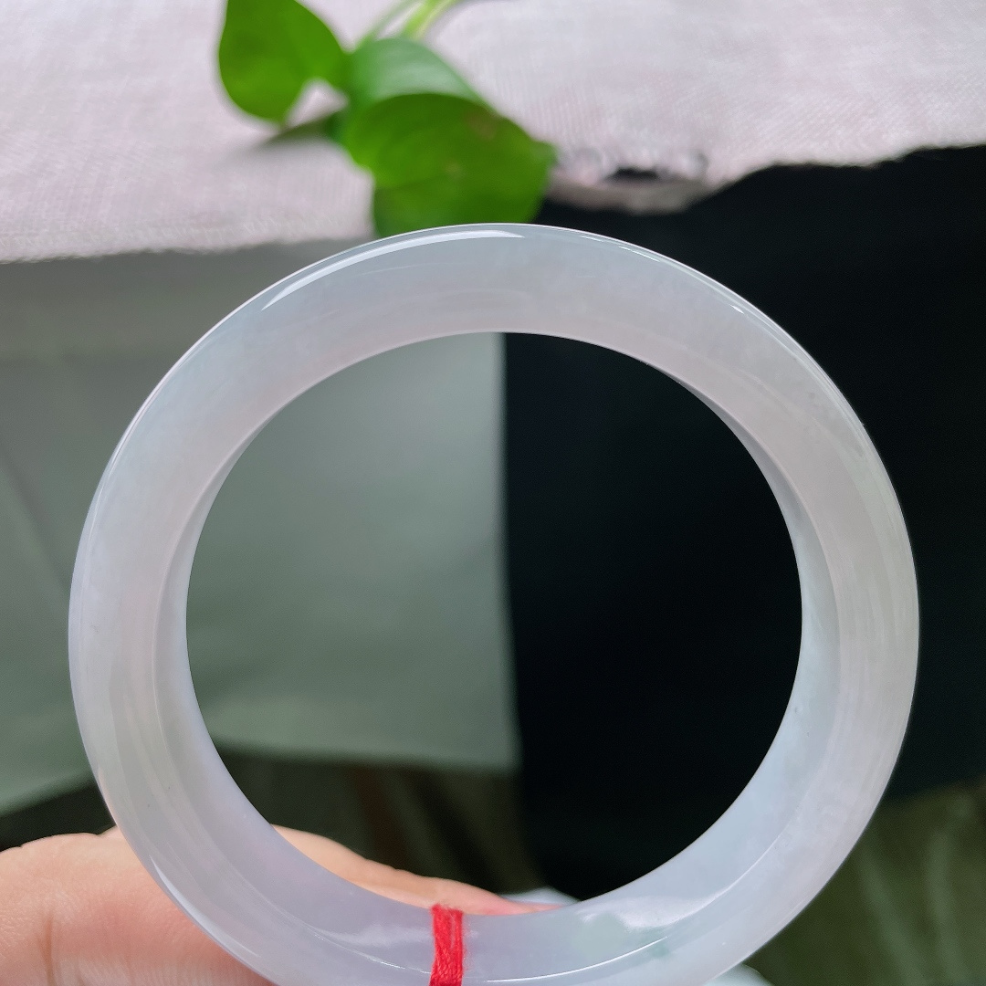 白月光正圈，棉线，种老细腻水头充盈，素白底色澄澈柔和，淡淡飘花添几分灵动，上手温婉雅致。ss55849a