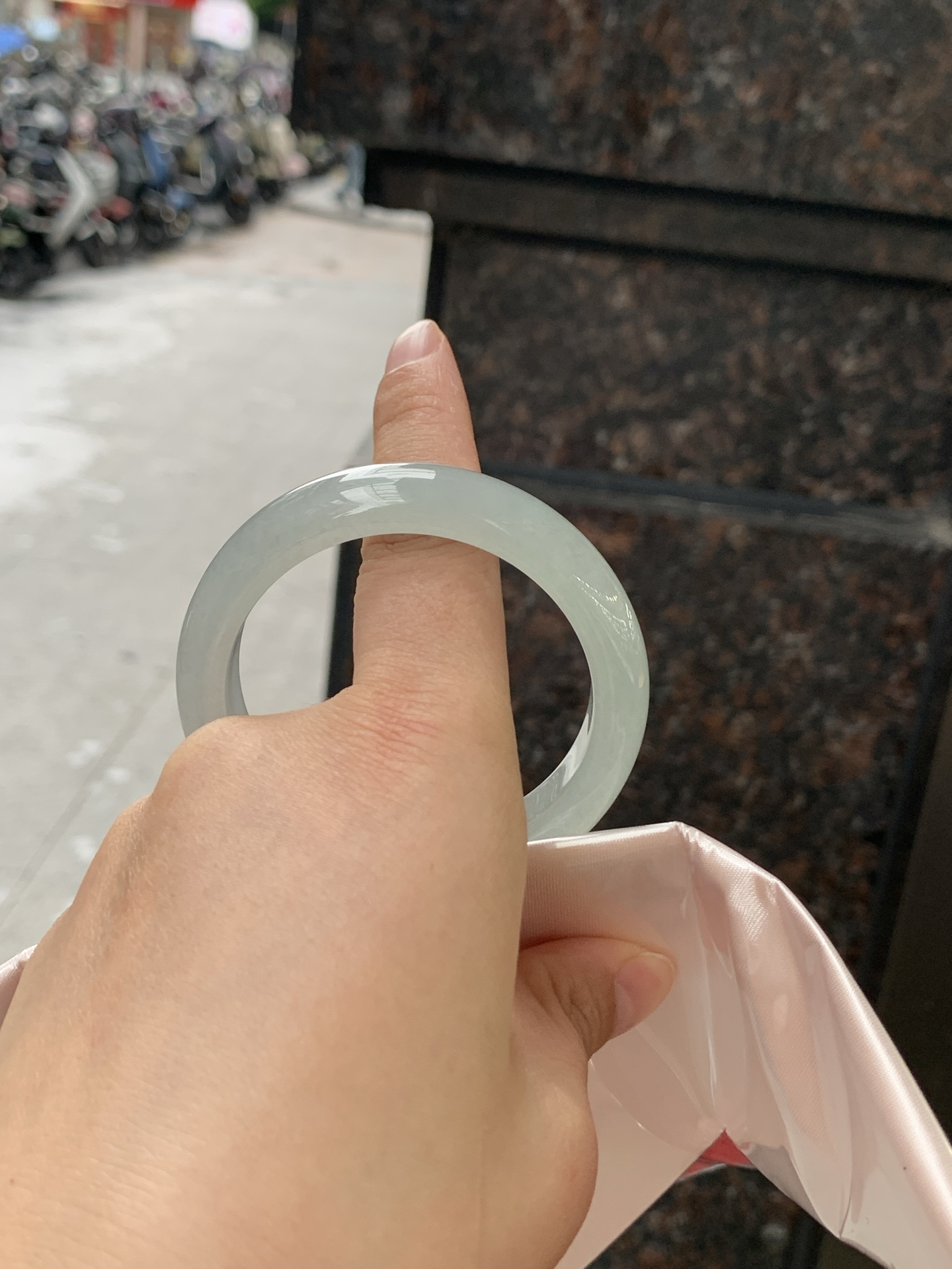 冰蓝正圈 50.2-12.2-7.8 0720-1233 无裂，底妆冰润细腻，千变万化的冰晴蓝底色，拥有海的颜色，却散发着星空的光芒，这是一只来自冰川蓝的清冷气质仙女镯。