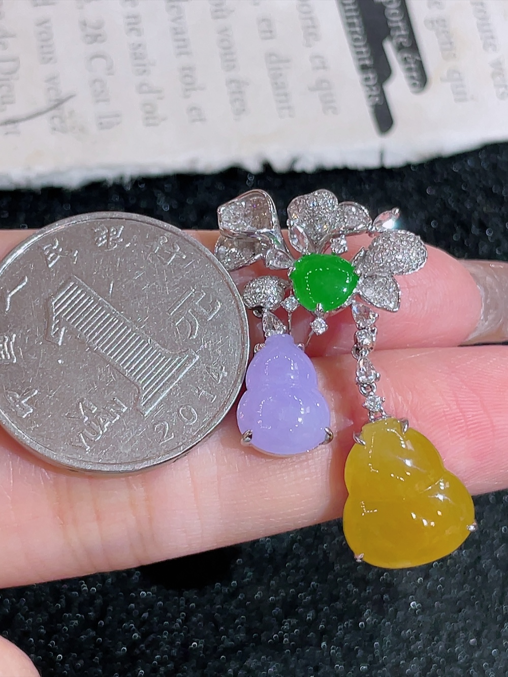 双色葫芦设计款吊坠,18k金镶嵌 种水 全景天窗 重金镶嵌 厚装饱满 紫气东来 天然黄翡 福禄双全 高端大气 性比高 整体34.9-20.0-5.6裸石13.5-11.6-5.0、10.9-8.2-5.2、6.8-5.8-2.9含金厚
