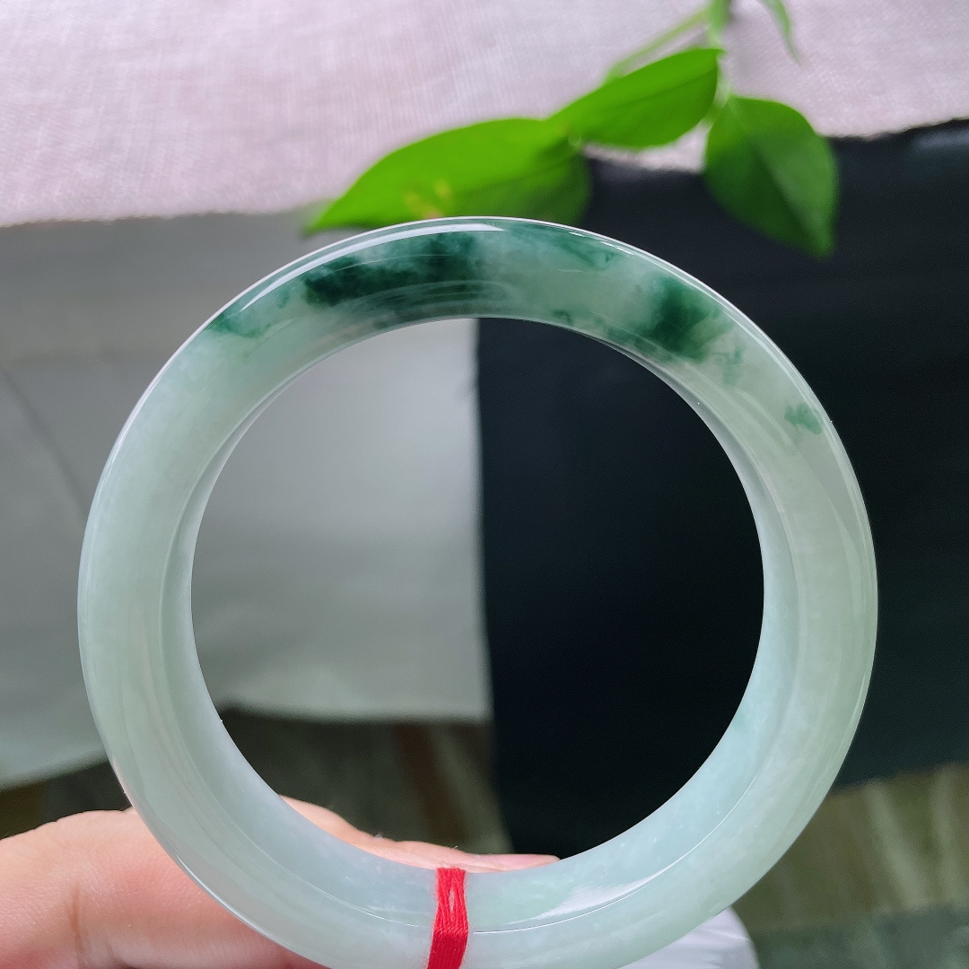 飘花正圈，腕间一镯，藏尽烟雨繁花，天然飘花，是玉石赠予的水墨画卷。无裂，ss56296a
