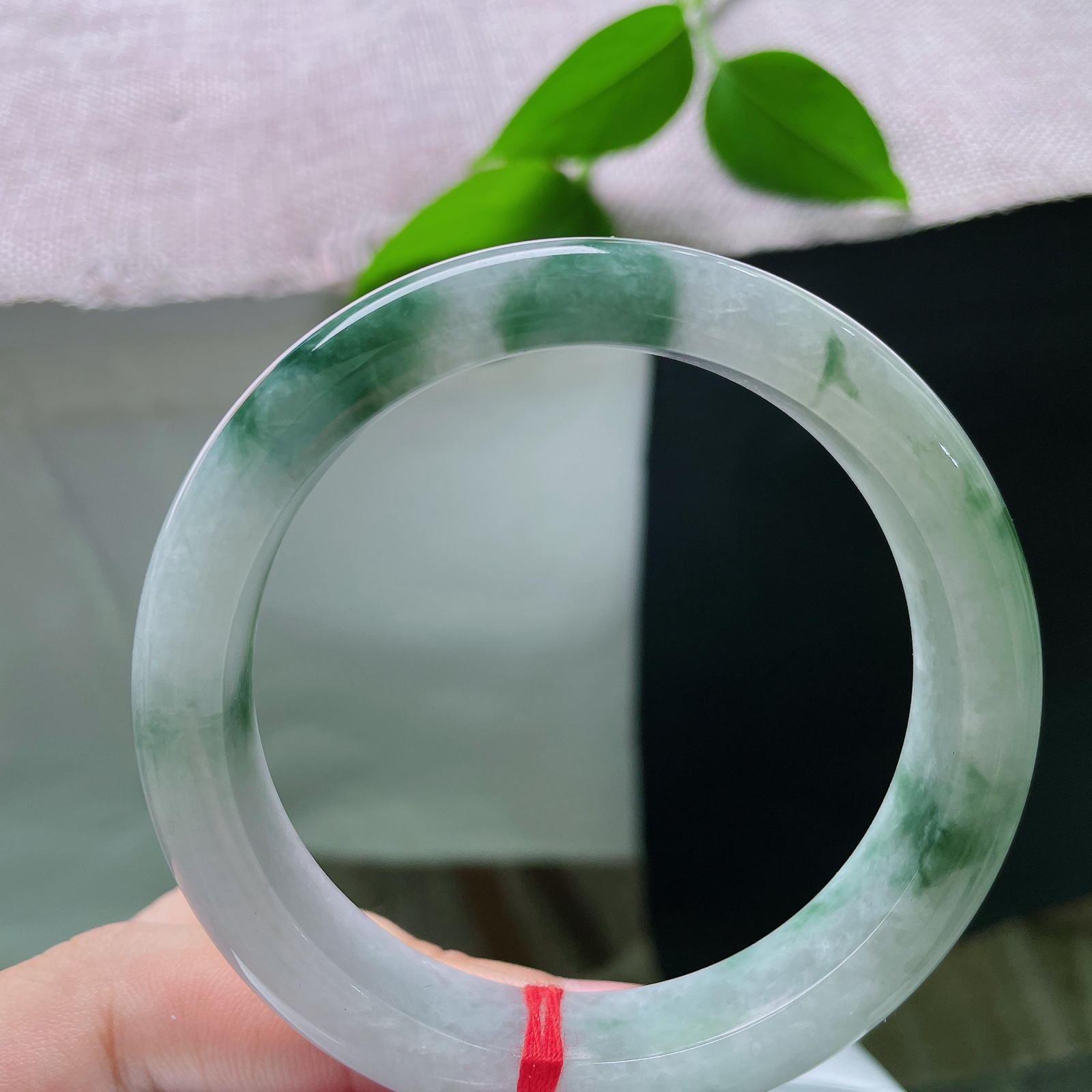 57.5/12.1/8.5，飘花正圈，皮纹，白玉为底，翠墨成诗，随性飘花晕染镯间，天然水墨意境凝于腕