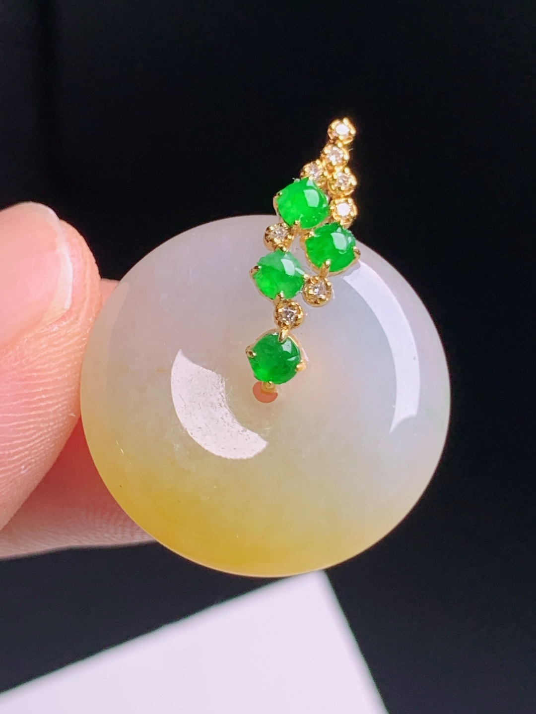 ️  黄翡平安扣吊坠，暖黄底色柔和温润，绿宝钻石镶嵌轻奢华丽，佩戴显贵，68