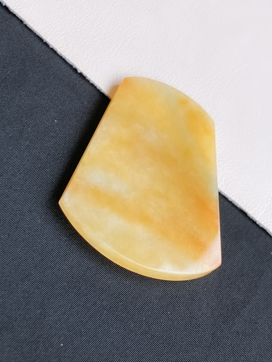 冰黄平安牌，简约时尚，尺寸50.5/37/3.5/自然光实拍