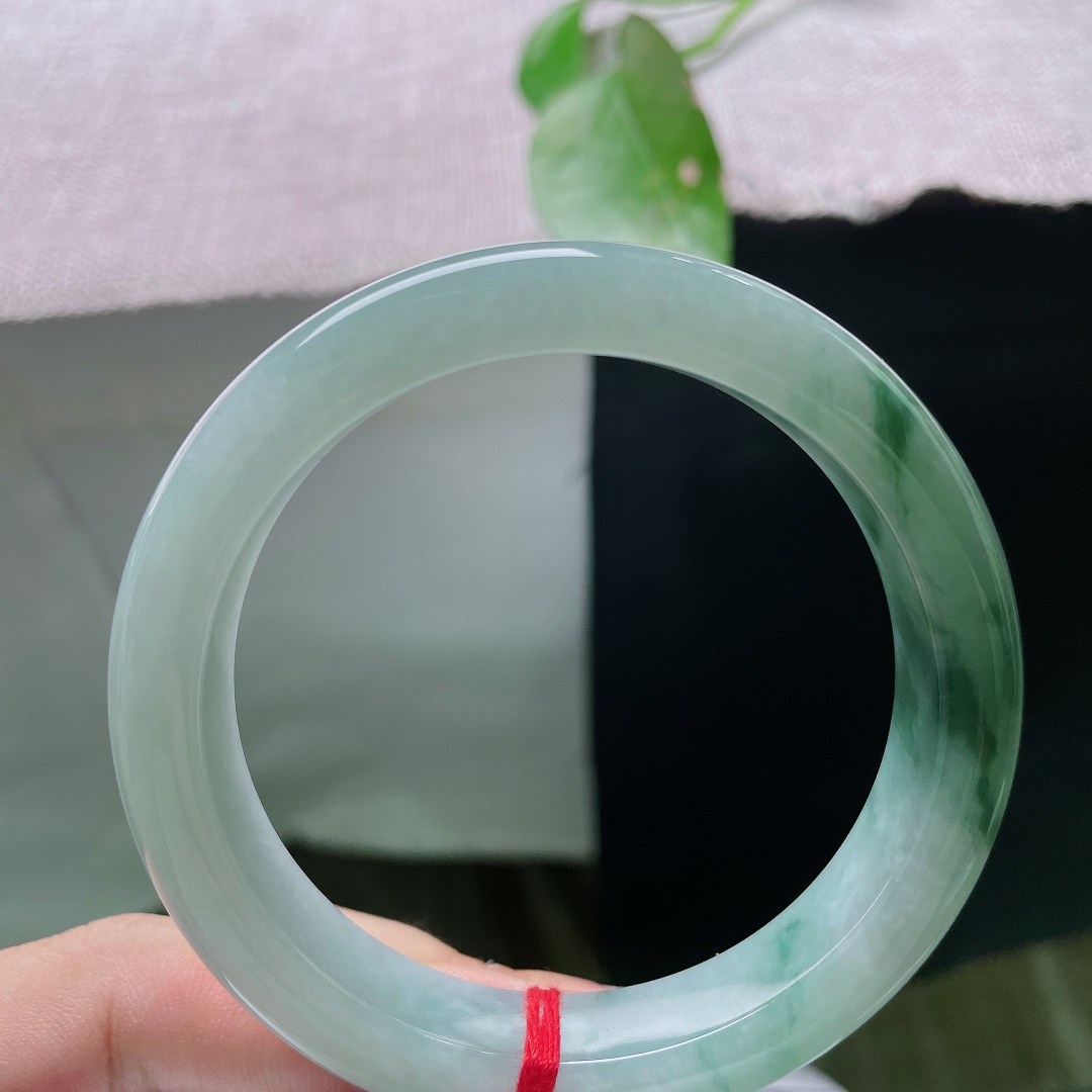 57/12.1/9.1，飘花正圈，玉质细腻水润，丝丝飘花随性散开，越看越有韵味。无裂，ss56283a