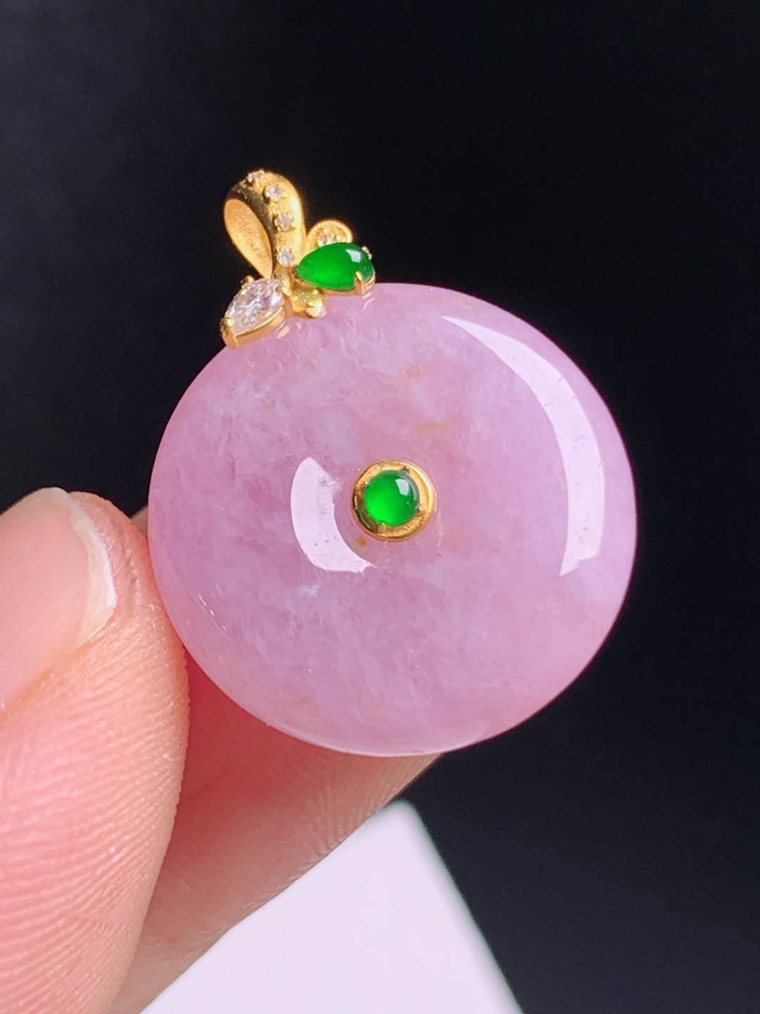 粉紫平安扣吊坠，玉质水润紫调柔美，钻石点缀灵动精致 裸石17.6-5.2 整体22.6 42