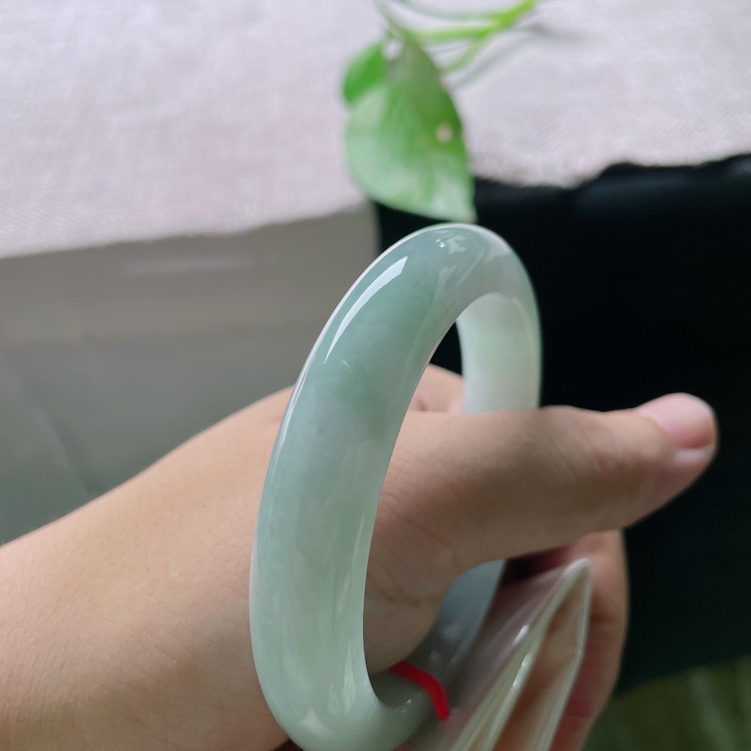 55.3/12.3/8.6，绿底正圈，绿意温润耐看，抬手间尽显温婉端庄，无裂，ss56384a