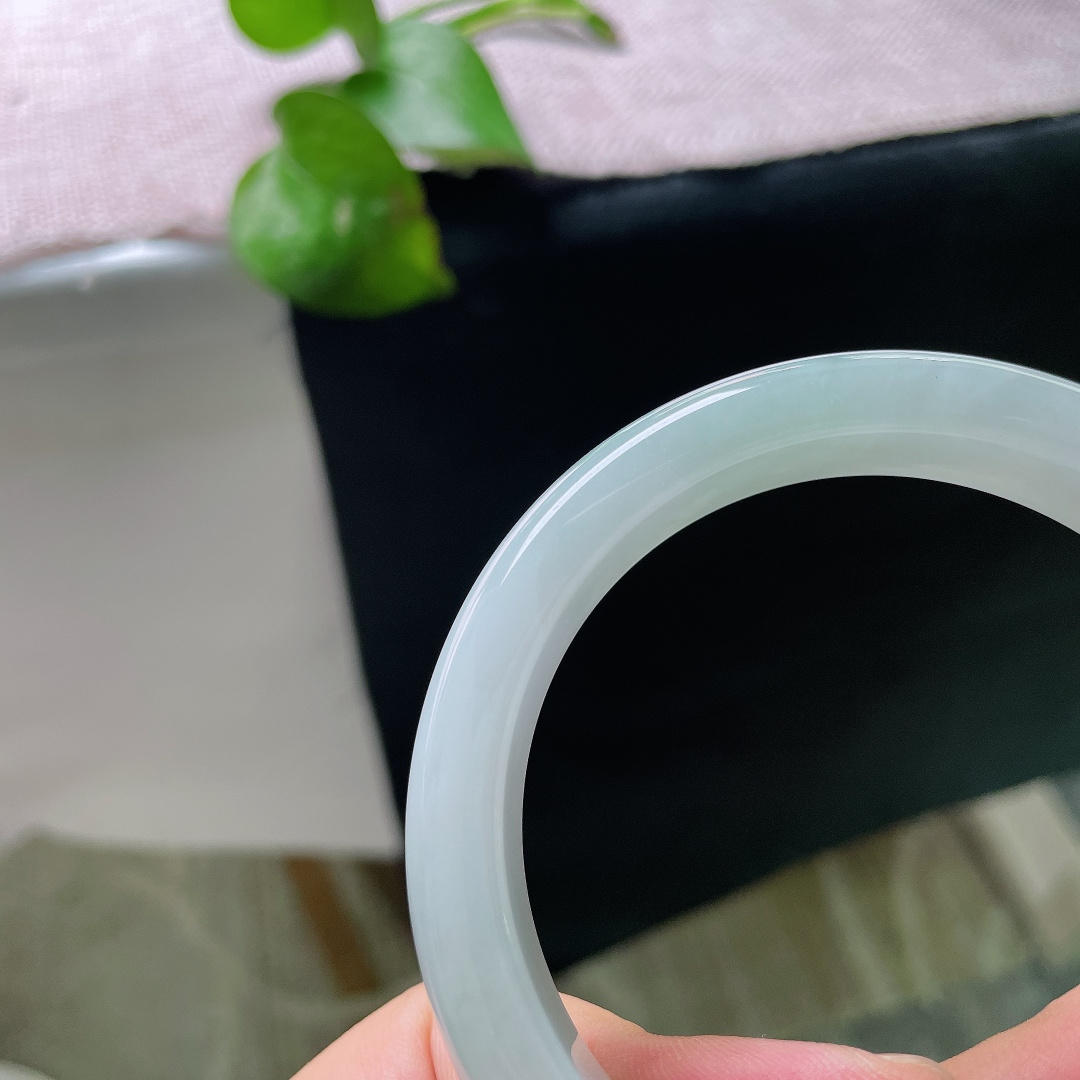 58.1/12.5/8.6，绿底正圈，无裂，清透淡雅晴水玉，轻奢小众尽显东方时尚。ss55669a
