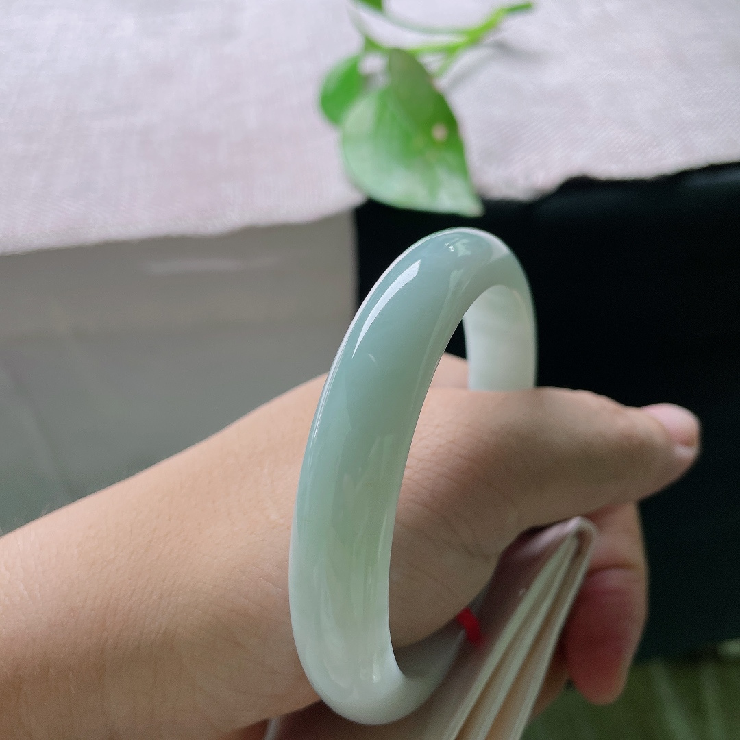 57.8/11.7/7.7，绿底正圈，不爱张扬浓翠，独爱这种温润绿底，冰透底子配淡淡青绿，素颜佩戴也气质出众，无裂，ss56122a