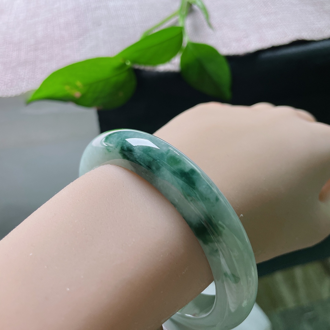 飘花正圈，腕间一镯，藏尽烟雨繁花，天然飘花，是玉石赠予的水墨画卷。无裂，ss56296a