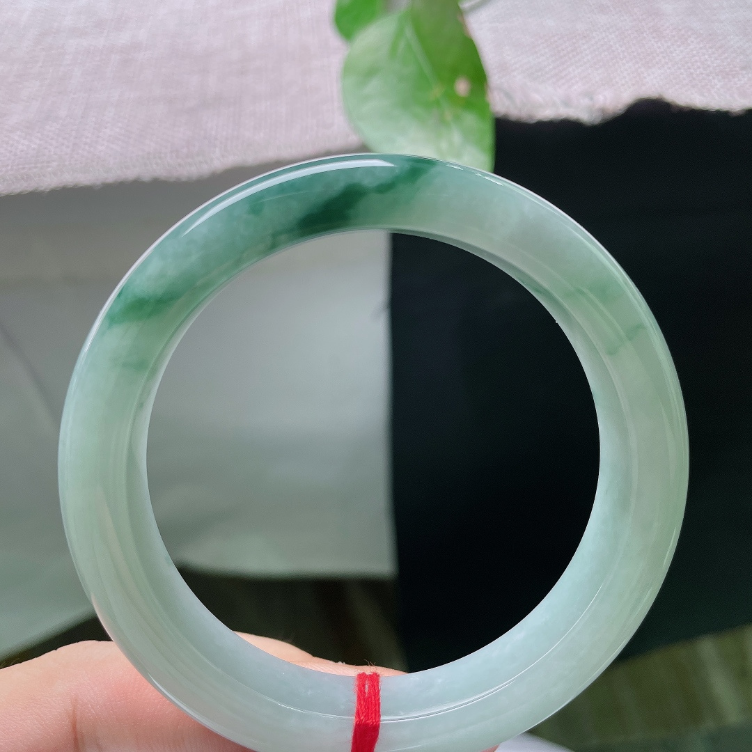 57/12.1/9.1，飘花正圈，玉质细腻水润，丝丝飘花随性散开，越看越有韵味。无裂，ss56283