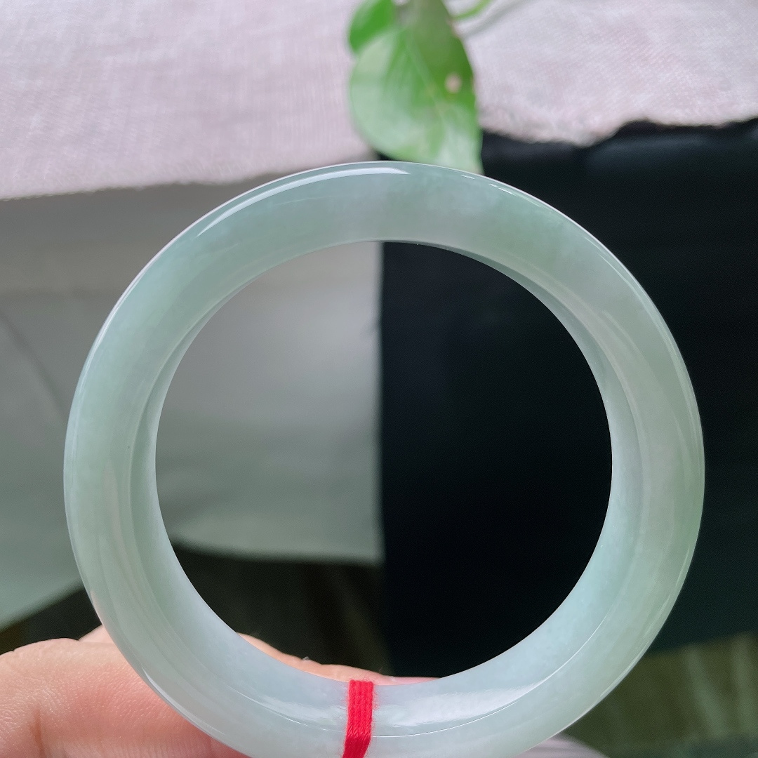 55.3/12.3/8.6，绿底正圈，绿意温润耐看，抬手间尽显温婉端庄，无裂，ss56384a