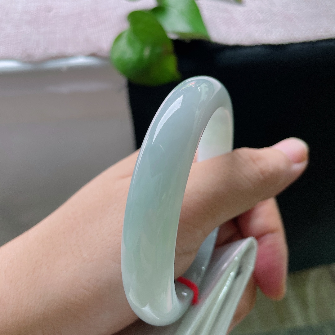 58.1/12.5/8.6，绿底正圈，无裂，清透淡雅晴水玉，轻奢小众尽显东方时尚。ss55669a