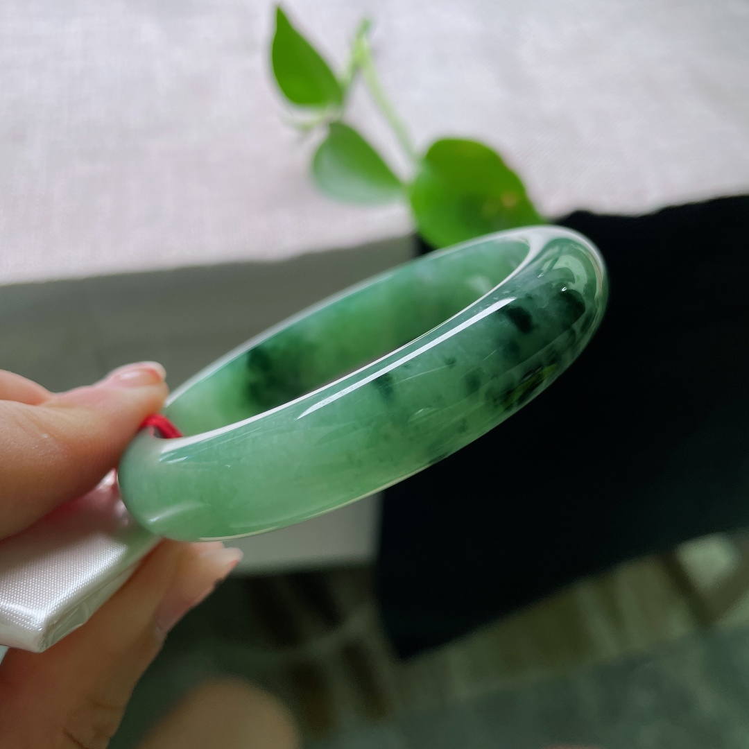 绿底正圈，一镯青绿，半生温柔，送母亲、挚友的走心好物，玉石温润耐戴，心意长久留存，一点皮纹，ss56367a
