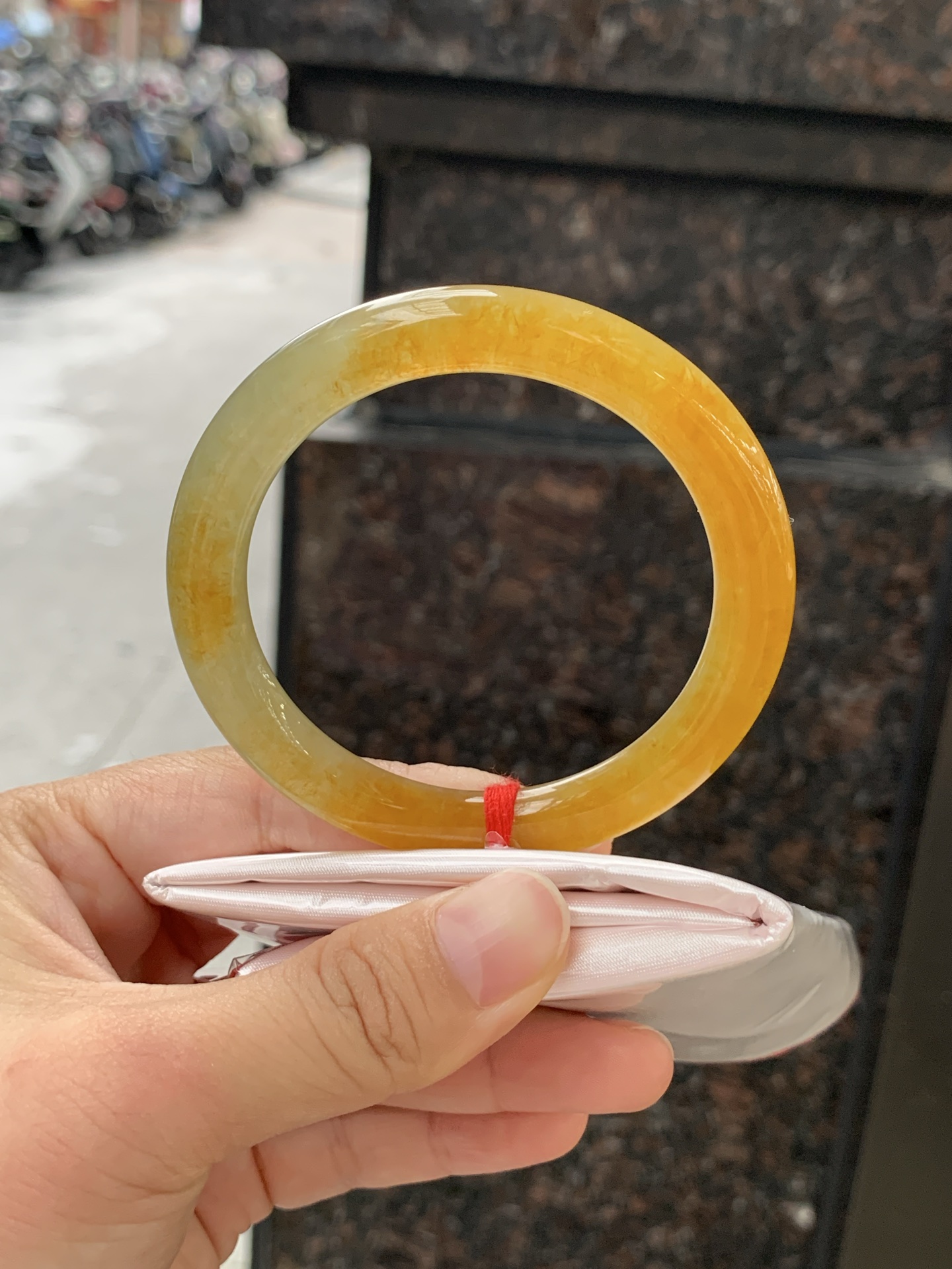 冰黄翡圆条 0720-618 打灯棉纹，底妆细润，色温饱满，招财进宝，特色黄翡意境感满满，有着秋天的