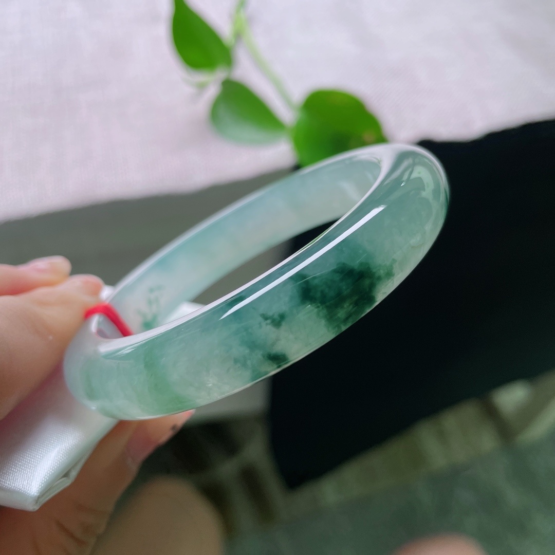 57.3/12.5/9.2，飘花正圈，水润，干净冰底缀着灵动飘花，如烟雨落玉，温婉雅致，尽显东方独有的柔和气韵。无裂，ss56143a