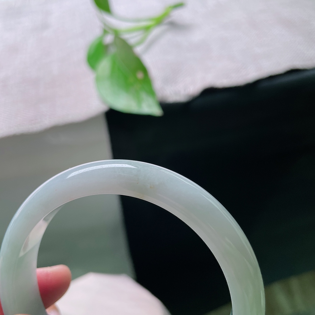 57.8/11.7/7.7，绿底正圈，不爱张扬浓翠，独爱这种温润绿底，冰透底子配淡淡青绿，素颜佩戴也气质出众，无裂，ss56122a