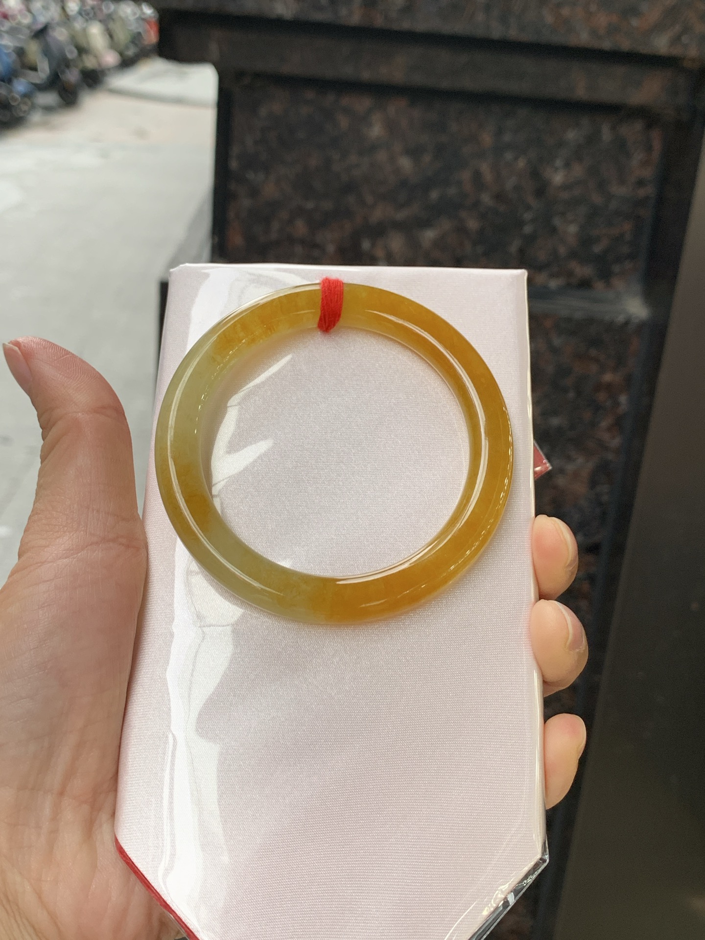 冰黄翡圆条 0720-618 打灯棉纹，底妆细润，色温饱满，招财进宝，特色黄翡意境感满满，有着秋天的味道，暖阳阳向阳而生的感觉