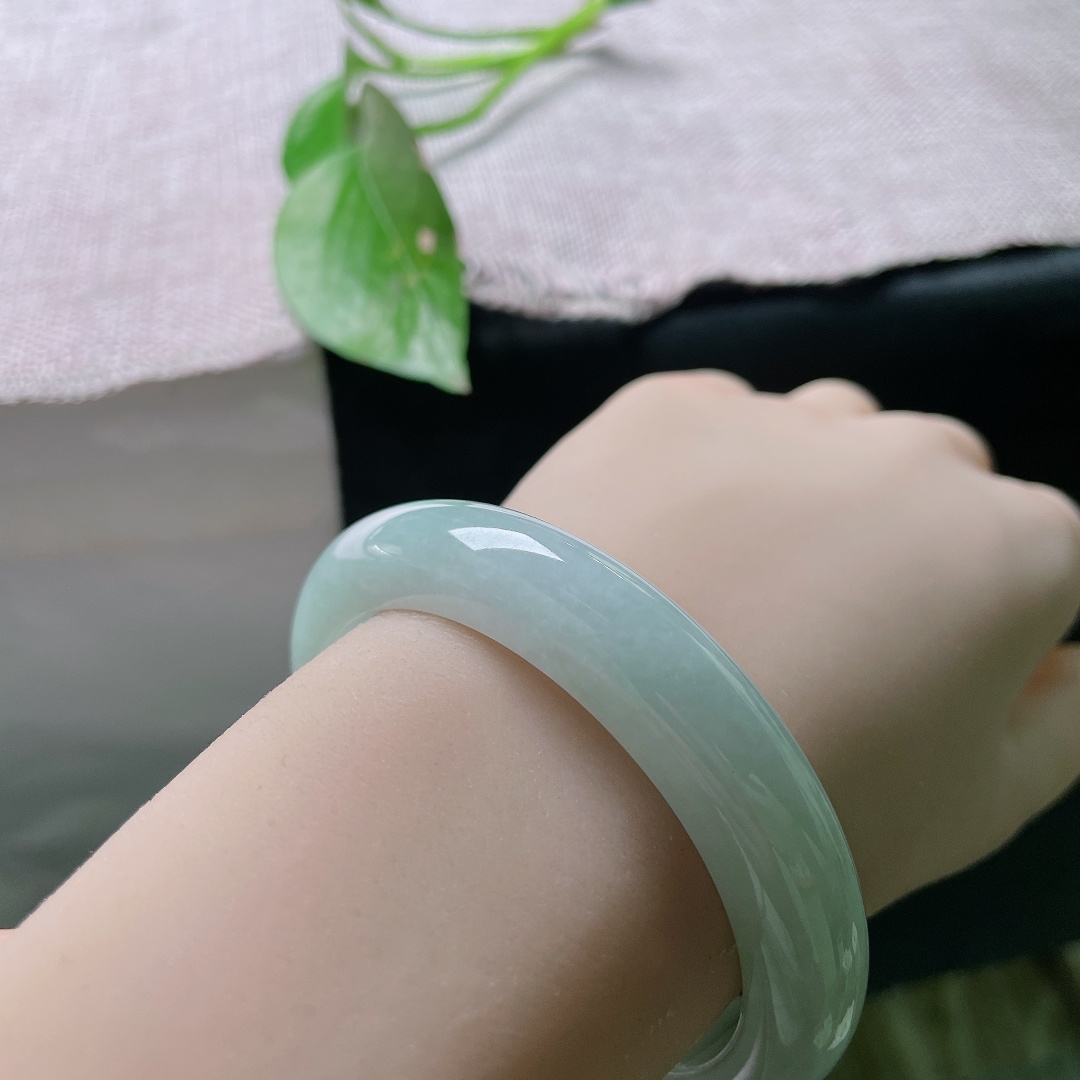 55.3/12.3/8.6，绿底正圈，绿意温润耐看，抬手间尽显温婉端庄，无裂，ss56384a