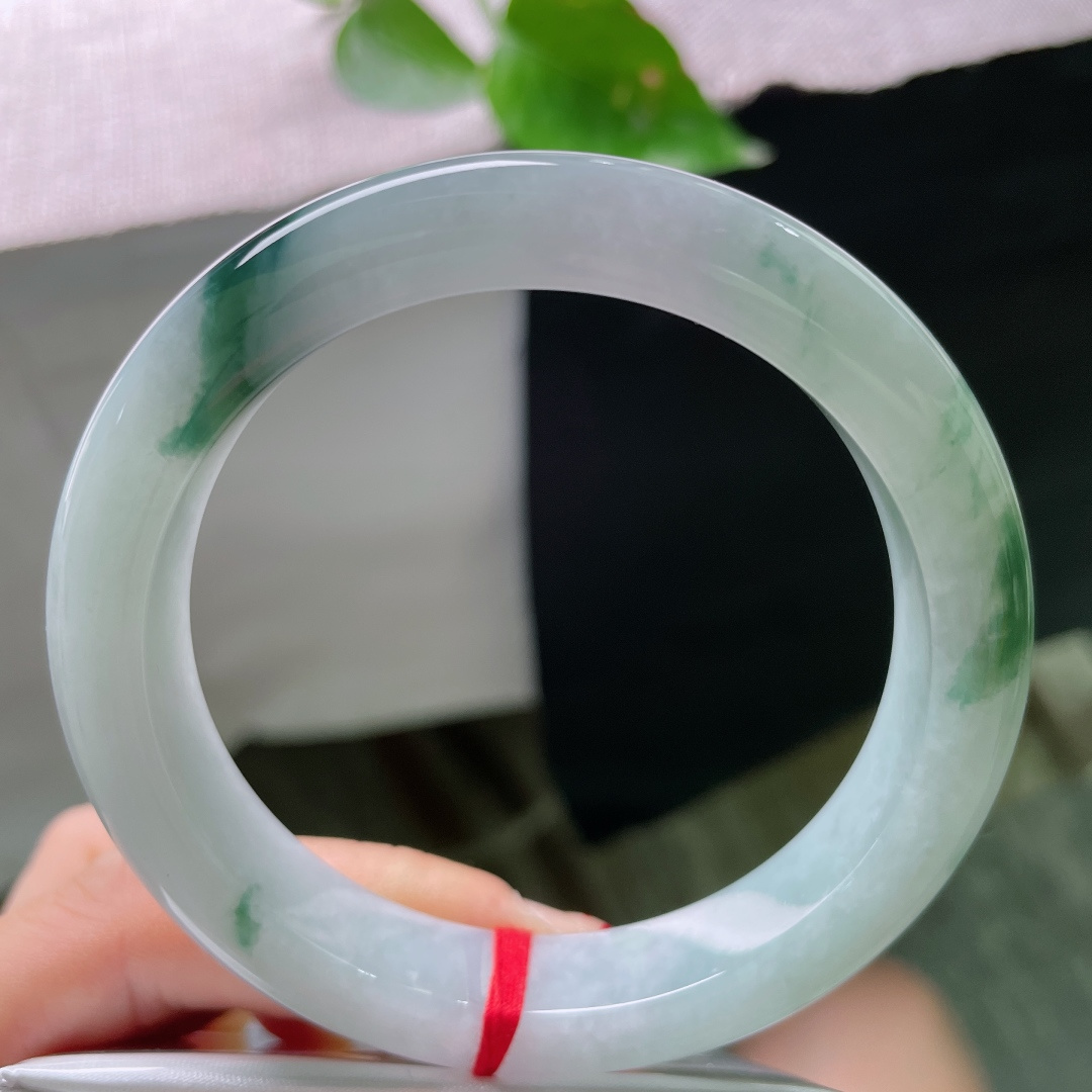 59.8/12.3/9.3，飘花正圈，一缕飘花轻绕清透镯身，花色灵动含蓄，上手衬肤显气质，日常佩戴温