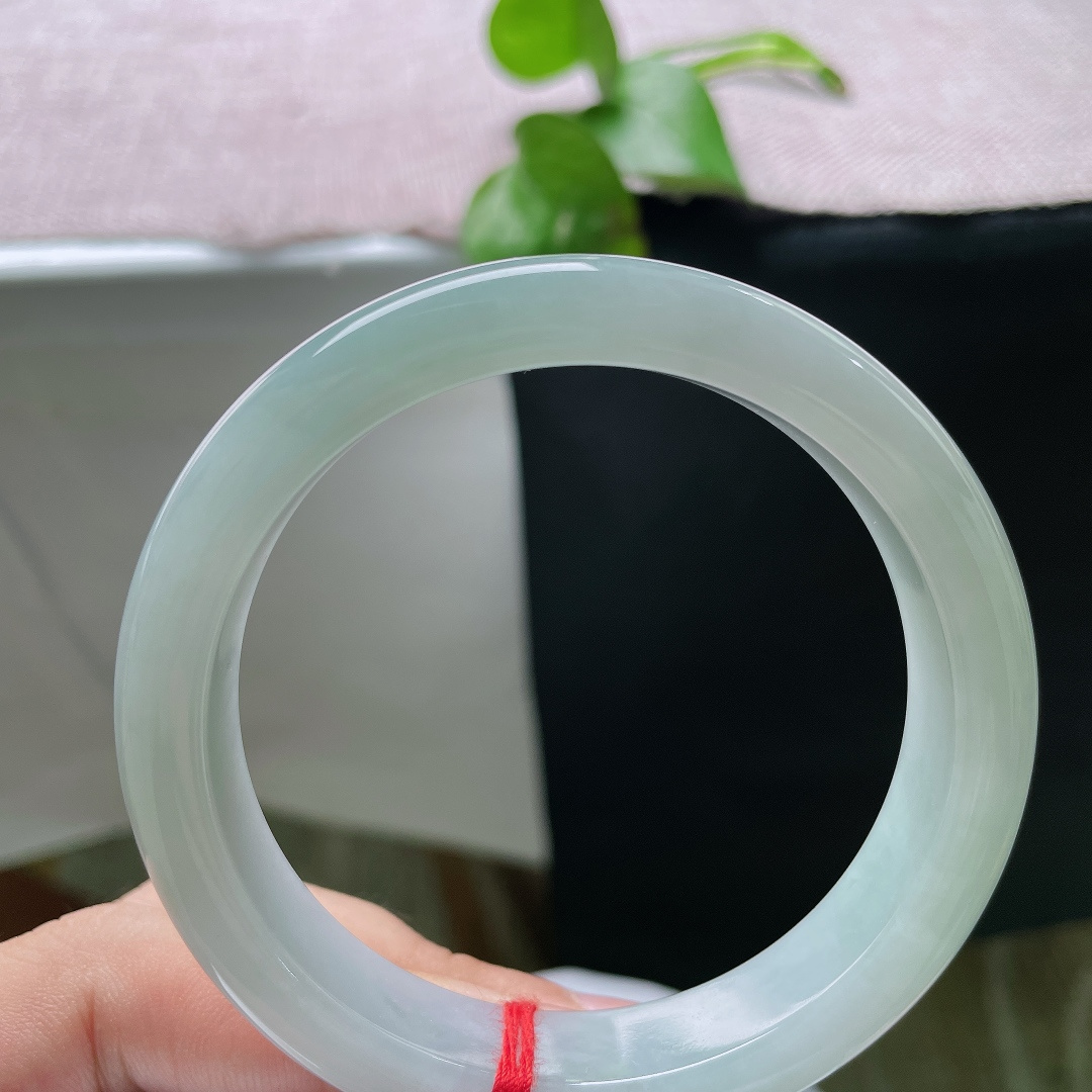 58.1/12.5/8.6，绿底正圈，无裂，清透淡雅晴水玉，轻奢小众尽显东方时尚。ss55669a