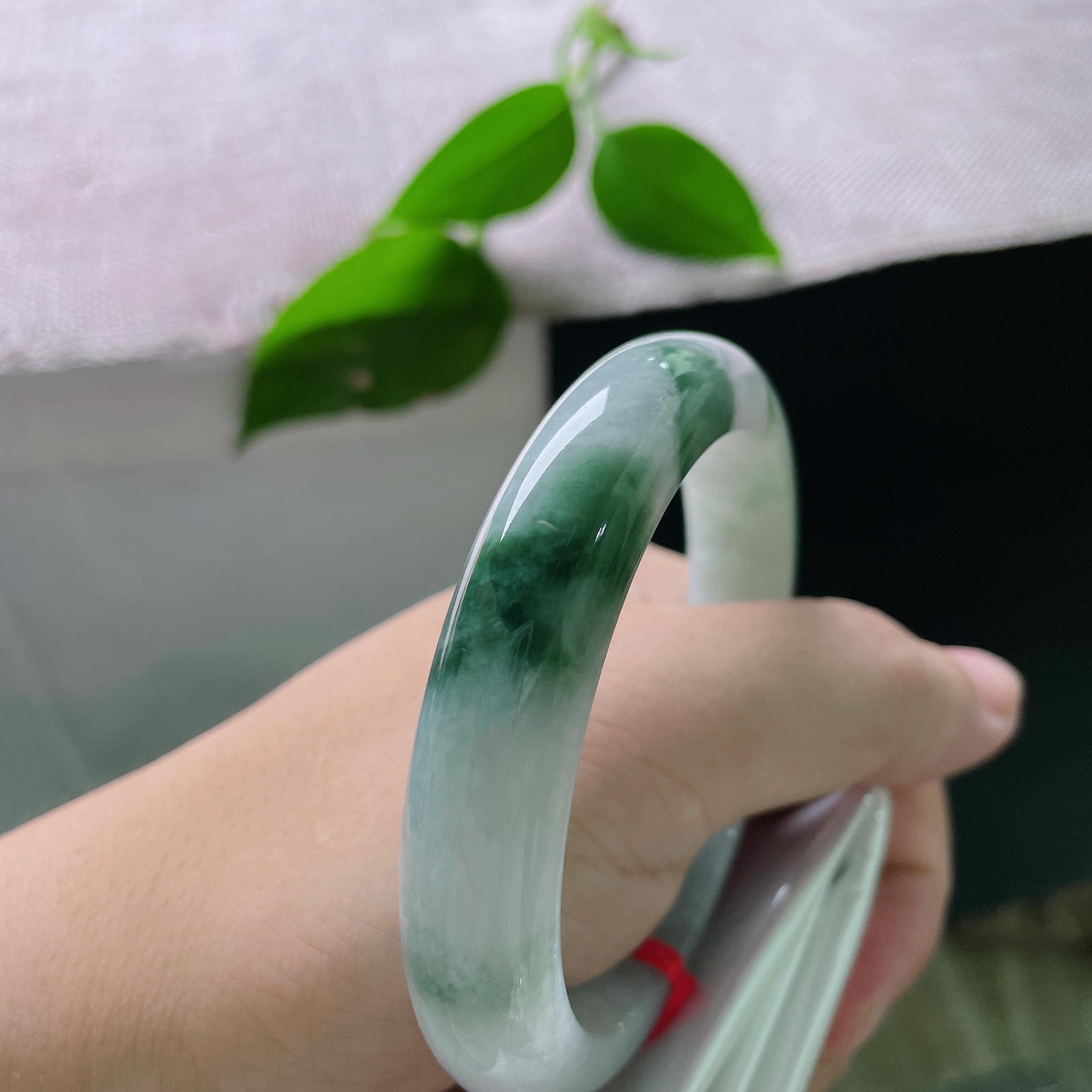 57.5/12.1/8.5，飘花正圈，皮纹，白玉为底，翠墨成诗，随性飘花晕染镯间，天然水墨意境凝于腕上，清润温婉，独藏一份中式诗意。ss56097a