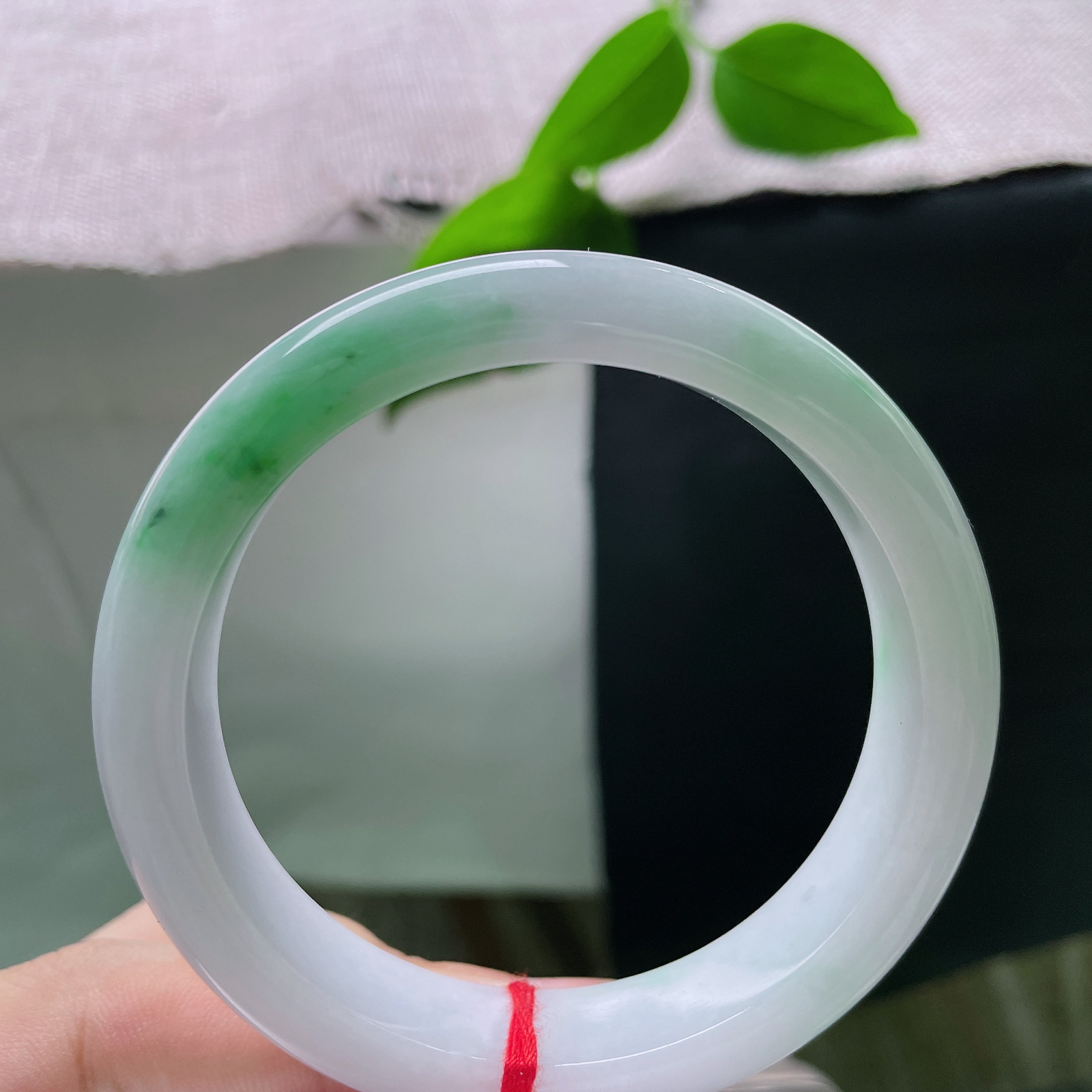 58.5/12.6/8.8，白底青正圈，棉线，玉底温润细腻，一截鲜活翠色自镯底缓缓晕染铺开，浓艳自然