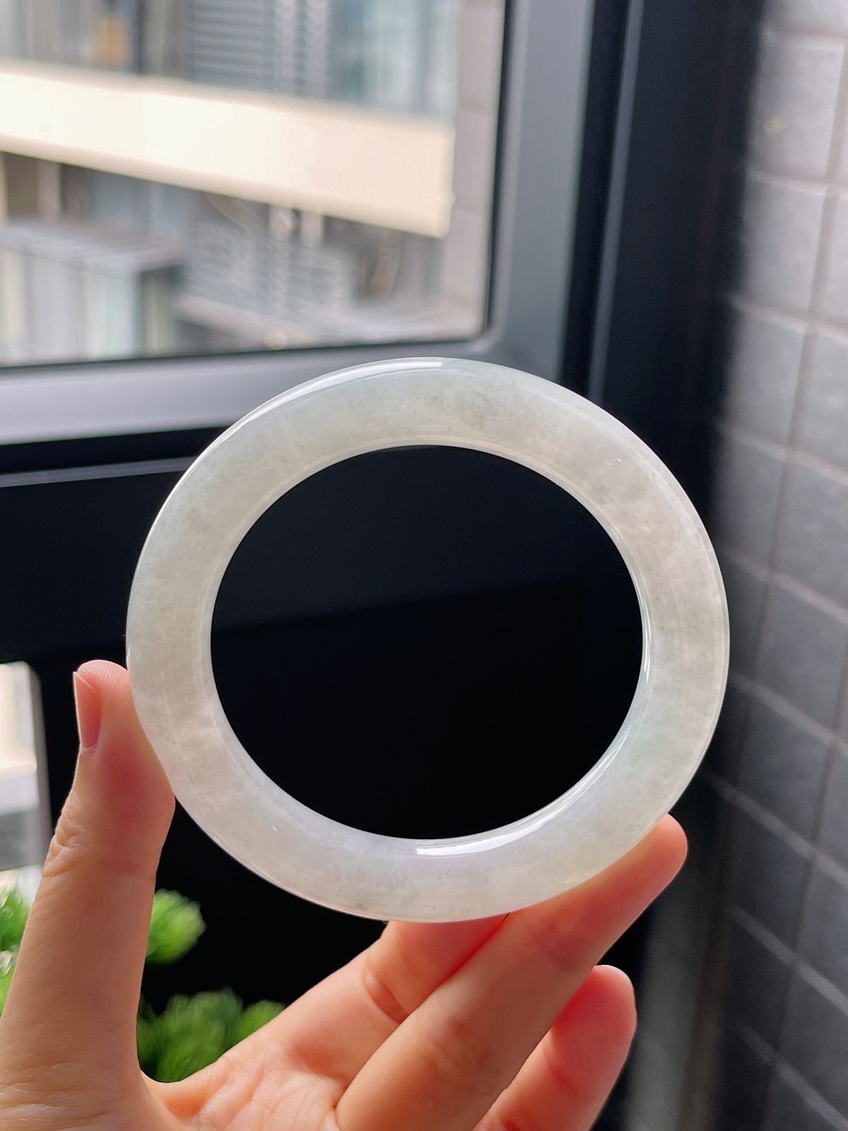 圈口57.8，冰糯种淡绿色翡翠正圈手镯
